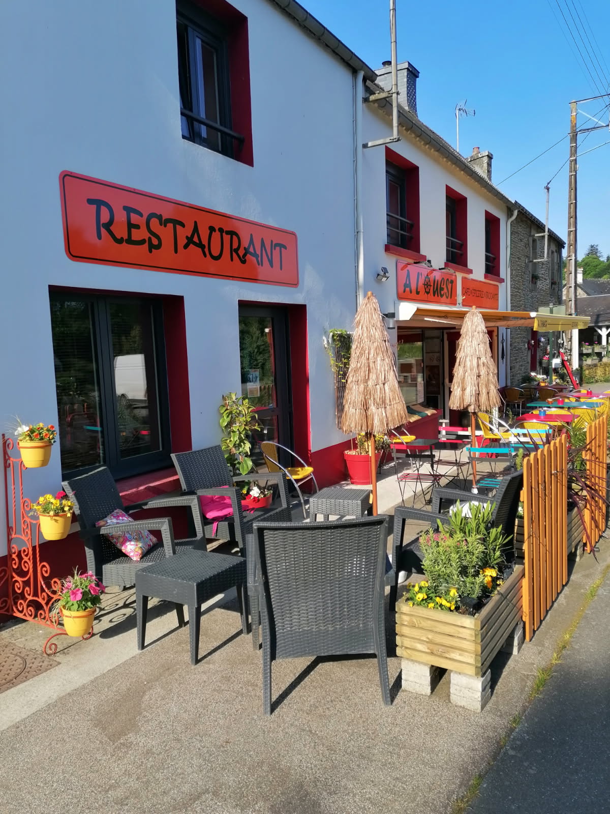 L'heure de la retraite a sonné ! Bar, Restaurant en Centre Bretagne, zone touristique.
Belle clientèle fidèle.
Affaire à développer, ouvert 4 jours/semaine, congés 7 semaines/an. Grand parking. Loyer faible 406€/mois (activité et logement 100m2), jardin 500m2.
Exonération sur l'impôt des sociétés pendant 5 ans.