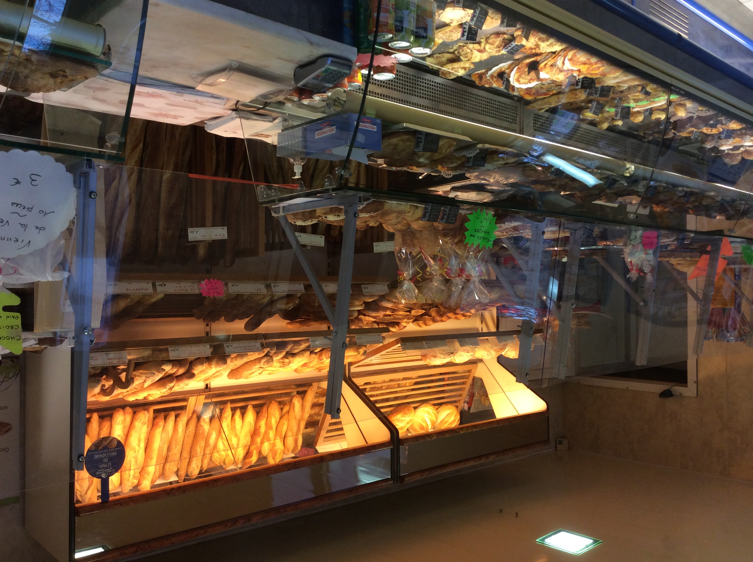 A vendre Boulangerie Pâtisserie
proche de Carcassonne, sur route à grand passage RN113.
Magasin et labo climatisé.
Labo de 85 m2 , magasin 30 m2
Fermé dimanche après midi et lundi.
5 semaines de congés par an.
Appartement attenant possibilité d’achat des murs.

Chiffre d’affaires 211 636€
EBE 101 100€

A vendre 200 000€