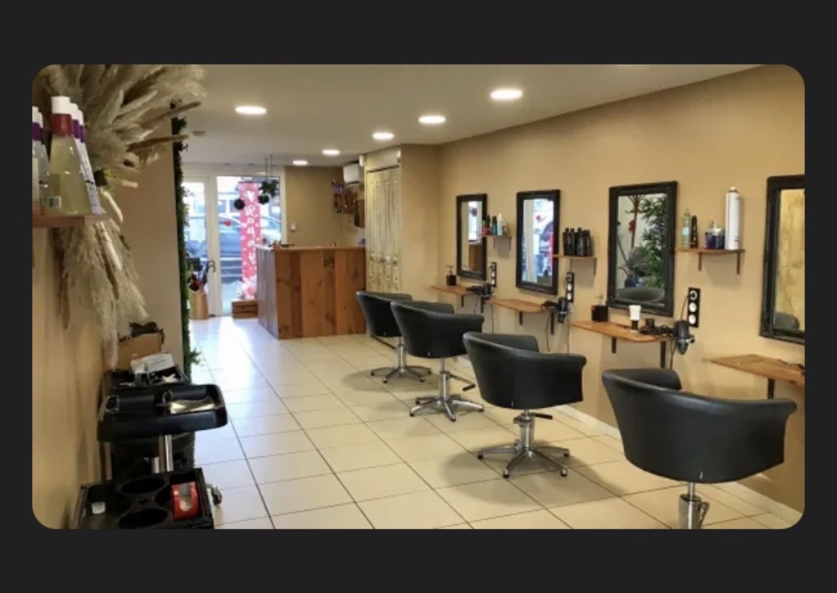 vendre – Fonds de commerce Salon de coiffure

À vendre fonds de commerce d'un salon de coiffure exploité dans un local commercial d'environ 60 m², au prix de 62 000euros .

Le salon est lumineux, fonctionnel et entièrement aménagé pour l'activité de coiffure. Il dispose d'un agencement optimisé permettant une reprise rapide dans de bonnes conditions. Le bail commercial est en cours, avec un loyer de 650 € TTC par mois.

Idéalement situé dans un secteur attractif, le salon bénéficie d'une bonne visibilité, d'un accès facile et d'une clientèle fidèle. Son emplacement constitue un véritable atout pour poursuivre et développer l'activité.

Cette opportunité s'adresse aux professionnels de la coiffure souhaitant reprendre un salon opérationnel, sans travaux majeurs.