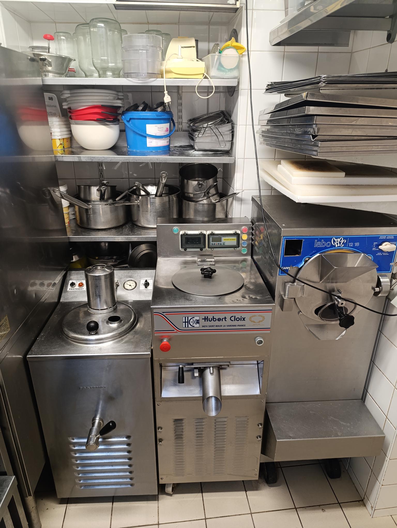 Vends pâtisserie Chocolaterie Glacerie au cœur d'une ville thermale et touristique du bourbonnais.
Idéale pour première installation.
Matériel en très bon état.
Descriptif : 

-	Four ventilé 8 plaques Pavailller + étuve
-	2 tours réfrigérés 3 portes
-	Batteur 20L 40L Bongard
-	Robot coupe R35
-	Chambre froide
-	Machine à chantilly
-	Congélateur surgélateur 4 portes Panimatic
-	Congélateur 2 portes Odic
-	Congélateur 6 portes Odic
-	Cellule de refroidissement et surgélation
-	Eplucheuse à pommes de terre Robot Coupe
-	Enrobeuse chocolat Gold2

Horaires d'ouverture :
- Du mercredi au samedi : 7h-12h30 15h-19h
- Dimanche : 7h-12h30
5 semaines de congés par an
Appartement :
- 1er étage :  cuisine, salon/salle à manger, WC + lavabo
- 2ème étage : trois chambres climatisées et salle de bain et WC
Possibilité d'achat des murs