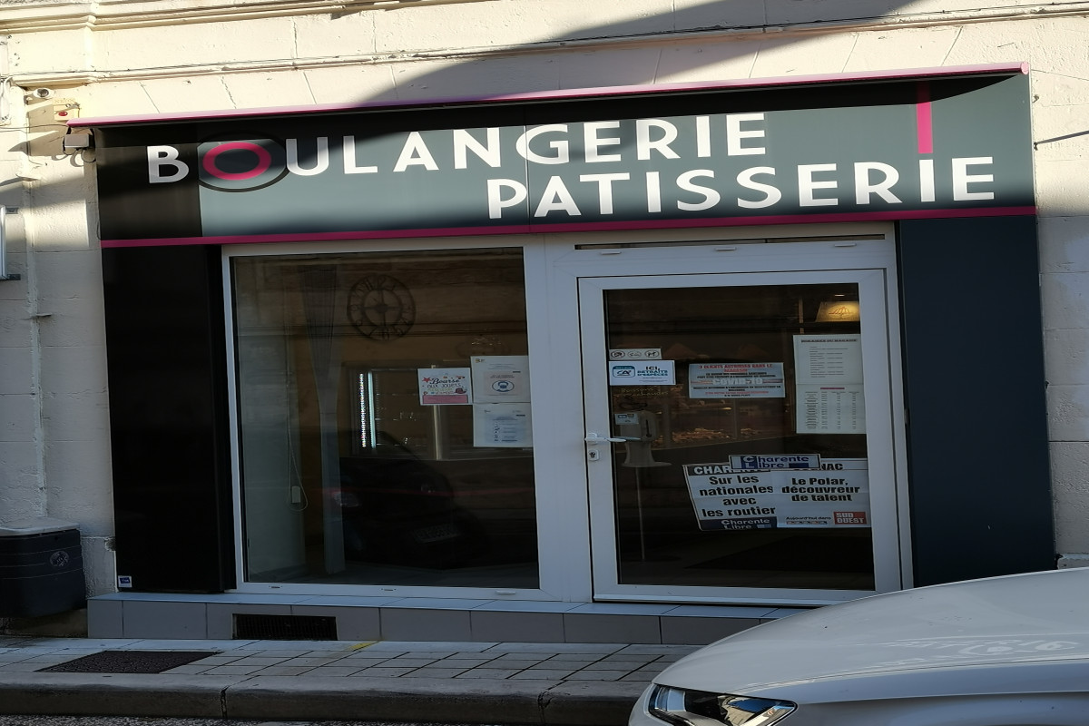 A vendre boulangerie pâtisserie dans petite commune Charentaise de 2400 hab très agréable, à 10km d'Angoulême.
CH:145 000?
Magasin refait à neuf ainsi que la pâtisserie. 
Côte boulangerie, four fioul en bon état révisé, chambre froide, balancelle, diviseuse, pétrin, armoire de fermentation, renseignements supplémentaires me contacter, cordialement
