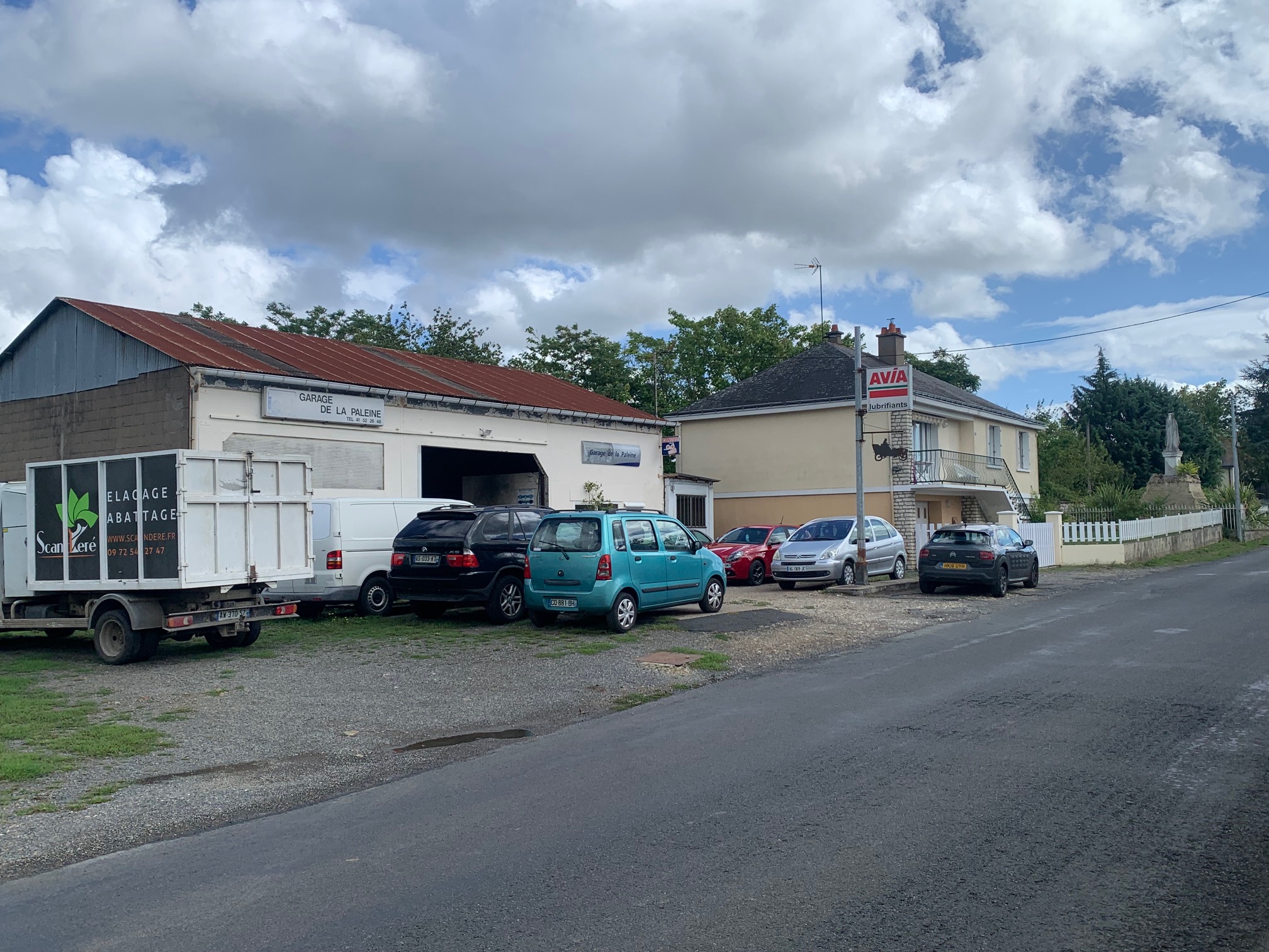 Cause Départ à la retraite

A vendre Fond de commerce avec mur d'un garage automobile.
Réparation toutes marques avec clientèle fidèle en activité depuis 30 ans.
Possibilité de créer une activité vente de véhicule.
Matériel bon état + Maison
Habitation de 100 m² types 5 sur terrain clos. le tout dans une commune avec commerce - école - maison médicale -pharmacie...etc.