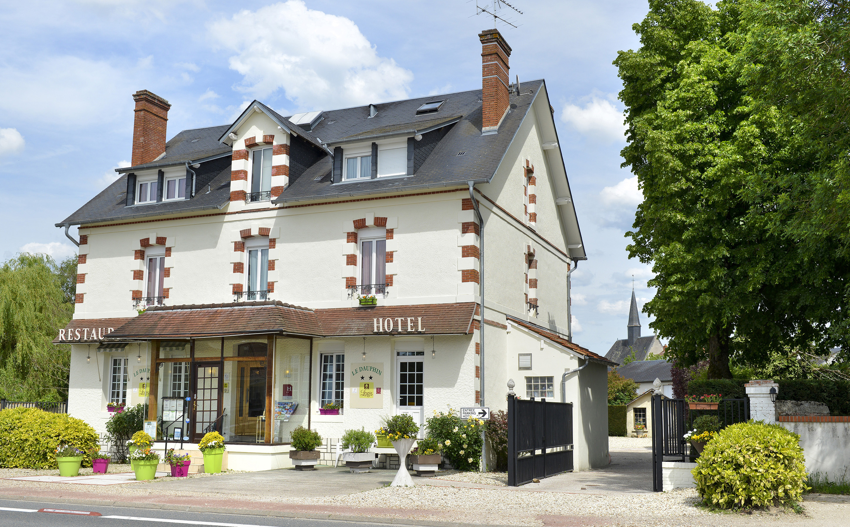 Située entre Orléans, Vierzon et Bourges, 
proche sortie A71, 
gare ferroviaire desservant Paris en 1 heure 30 
coeur de ville, 

Venez découvrir une jolie demeure solognote,
Sous enseigne Logis, hôtel 2 étoiles "Cosy" et restaurant "Savoureux" 
l'authenticité de l'hôtellerie et de la restauration françaises traditionnelles.

L'établissement comprend : 
- une jolie salle de restaurant climatisée de 30 couverts
- une salle pour les petits déjeuners
- 8 chambres, classées 2 étoiles NN
- 1 magnifique terrasse extérieure de 140m², avec possibilité de servir jusqu'à 60 couverts
- cuisine équipée aux normes
- parking privé fermé la nuit
- aire de jeux pour les enfants
- en sous-sol : buanderie, chambre froide, économat
- beau panel de clientèle, locale, de passage, d'affaires et de tourisme

=> établissement aux normes actuelles

- 2 jours de fermeture hebdomadaires
- 5 semaines de congés annuels
- Service traiteur non proposé, mais très demandé

- Habitation sur place (appartement 3 chambres)

Prix du fonds : 150.000€
Prix des murs : 230.000€

Salbris dispose d'un pôle social,
possède toutes les structures scolaires (de la crèche au collège),
et de nombreuses structures sportives et associatives.

Possibilité d'accompagner les repreneurs
Plus de photos sur demande