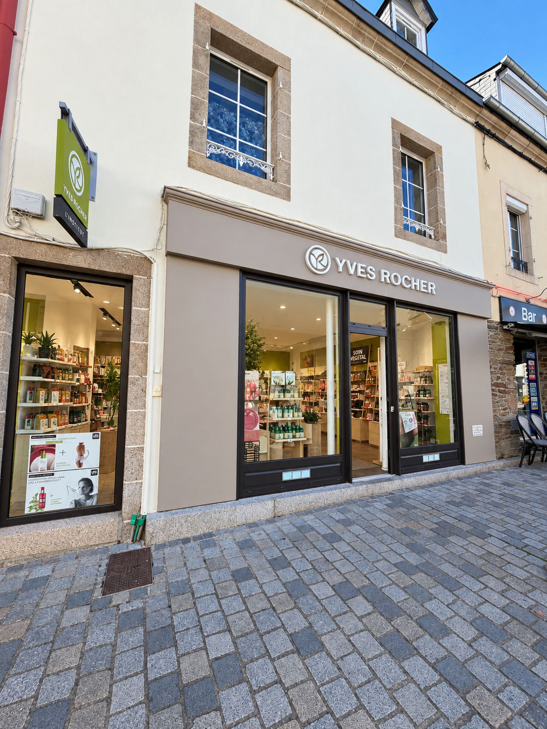 Yves Rocher, vous connaissez ... ?

Le descriptif : Yves Rocher recherche un(e) Partenaire, en Franchise pour piloter le magasin de Carhaix & son Institut de beauté. Ce mode d’exploitation vous permet de devenir un(e) véritable chef d’entreprise, un(e) commerçant(e) indépendant(e).En qualité de Franchisé(e), votre société bénéficie du savoir-faire de l’enseigne et exploite son fonds de commerce, conformément à l’image de marque Yves Rocher et dans le respect des normes du réseau. Dans une logique de partenariat, chacune des parties s’engage pour une durée minimum de 7 ans.

Parlez-nous de vous !

Vous avez une forte expérience dans le retail ?
Vous partagez nos valeurs de marque ?
Envie de piloter un ou peut-être plusieurs centres de profit, tout en capitalisant sur le fonds de commerce ?
Manager des équipes ?
Mettre en pratique vos connaissances en gestion d’entreprise ?
Vous n’êtes pas diplômé en Esthétique ? Rassurez-vous, ceci n’est pas un prérequis.
Vous disposez d’un apport personnel financier (sans emprunt) entre 60 000€ et 80 000€.
Rejoindre l’aventure Yves Rocher, c’est… Et si on vous disait qu’il est possible d’entreprendre aux côtés de la marque préférée des Français ?P arce que oui, nous sommes à la recherche de futures pépites qui reprendront nos boutiques et institut. Être Partenaire Yves Rocher, c’est faire partie d’un réseau de personnes passionnées et positives, qui ont à coeur de faire rayonner la beauté et le bien-être de notre clientèle, tout en protégeant la biodiversité.

Cette annonce vous parle ? Vous pensez correspondre au profil recherché ? Sautez le pas et écrivez-nous !

Un droit d’entrée d’un montant de 10 000 € est requis (compris dans le montant global de l’affaire).

Si votre profil correspond aux critères recherchés, un premier entretien pourra être organisé avec la franchisée actuelle, cédante des parts. Dans un second temps, votre candidature sera soumise à validation par le franchiseur Yves Rocher.