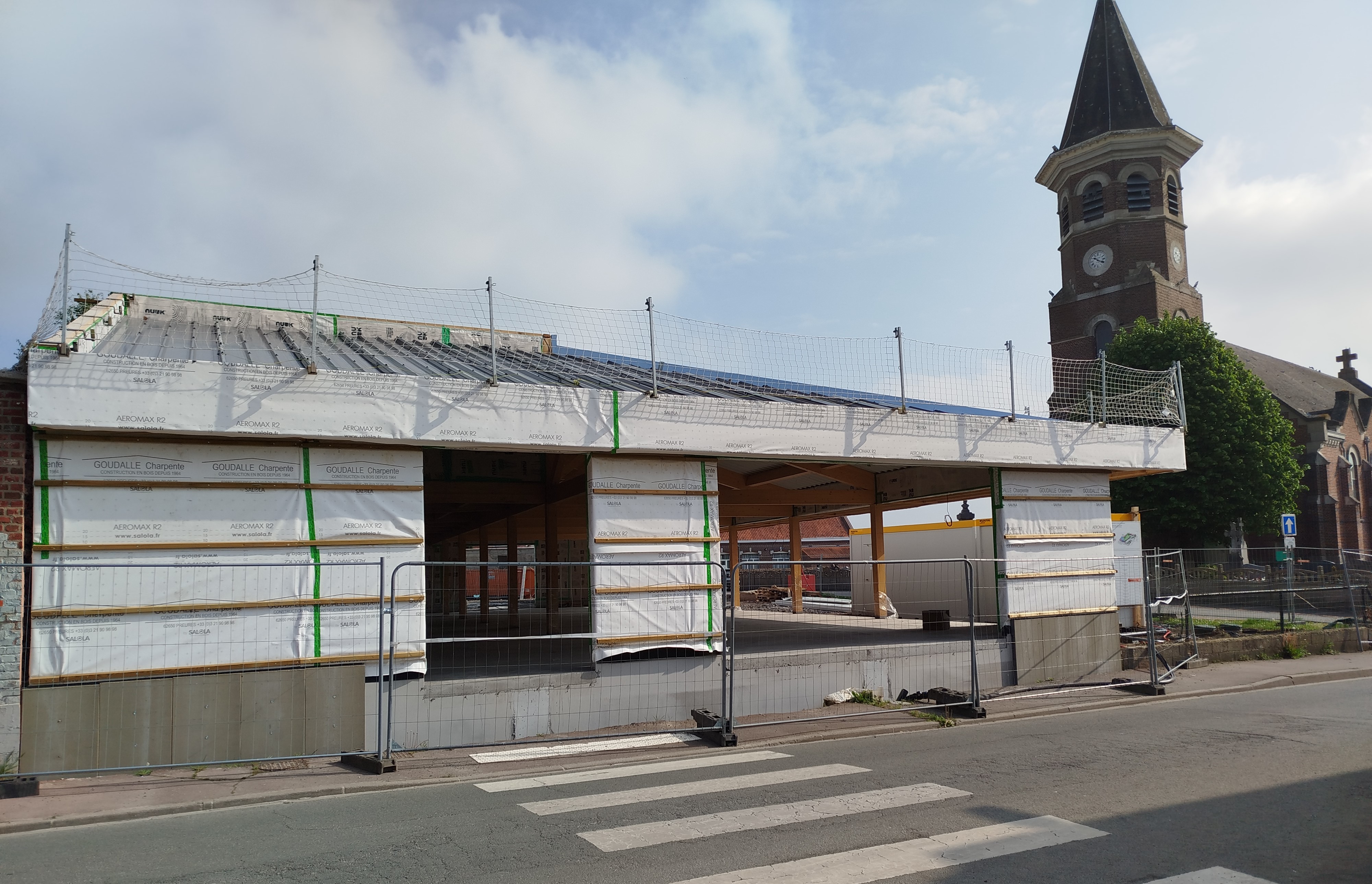 Cellules entre 90m2 et 145m2
Restauration possible
Loyer 60€ HT /m² / an

La commune d'Ennetières-en-Weppes propose à la location 3 cellules commerciales dans un nouvel ensemble commercial situé en plein cœur du village. La commune est située dans les Weppes, un territoire attractif et dynamique à l'Ouest de la métropole lilloise, qui allie cadre naturel et proximité des différentes commodités urbaines.

L'ensemble commercial se démarque par sa qualité architecturale avec ses toitures végétalisées et équipées de panneaux photovoltaïques. Un accès piéton avec une rampe PMR, ainsi que 12 places de stationnement assurent une accessibilité optimale pour ces 3 cellules.

Conditions
Adresse : angle des rues du Bourg et du Patronage - Ennetières-en-Weppes
Surfaces :
surface totale de l'ensemble commercial : 341 m²
surfaces des cellules : 106 m², 90 m² et 145 m² (modulable à la marge)
La plus grande cellule pourra bénéficier d'une terrasse extérieure
Loyer : 60€ HT /m² / an
Franchise accordée pendant la durée de l'installation, dans la limite de 3 mois.

Locaux disponibles à partir d'octobre 2025

L'appel à candidature donne la priorité aux commerces de bouche et services à la personne (primeur, épicerie, caviste, traiteur, boucherie, boulangerie, restauration traditionnelle, fleuriste, mercerie, coiffure, etc.)

Date limite de dépôt des dossiers : 15/09/2025

Plus de détails sur le projet sur le lien suivant : 
https://ennetieres-en-weppes.com/2024/12/17/appel-a-candidature-de-3-cellules-commerciales/

Aide(s) possible(s)
Accompagnement possible de la CCI et de la CMA dans les différentes étapes de constitution des dossiers.

Une aide à l’investissement immobilier et/ou productif est mobilisable sous conditions auprès de la Métropole Européenne de Lille.