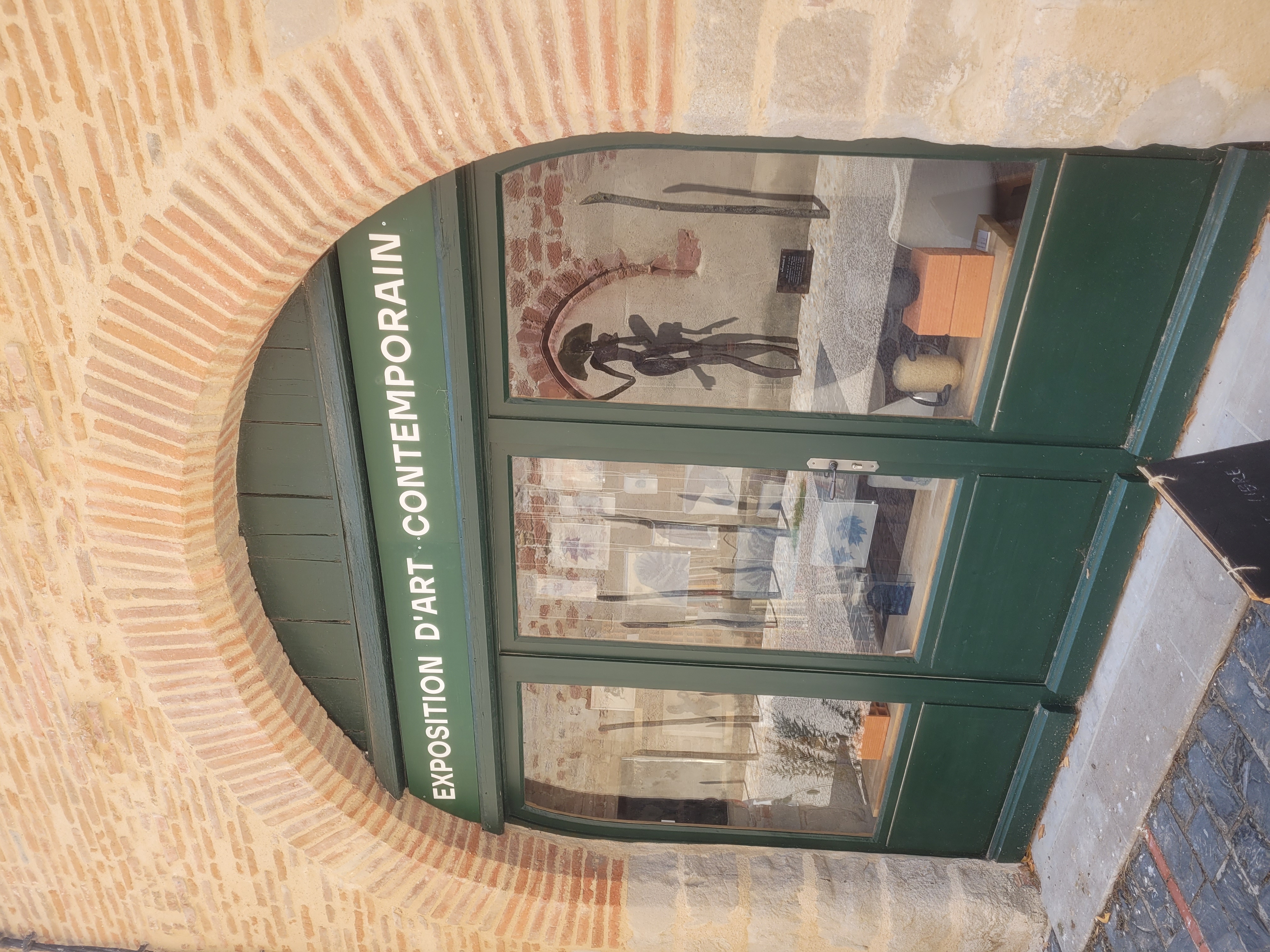 Belle entreprise de menuiserie à reprendre dans l’Aude
Départ à la retraite – Belle opportunité pour un artisan ou un professionnel souhaitant s’installer dans l’Aude avec une activité existante et immédiatement opérationnelle.
Entreprise de menuiserie / miroiterie implantée depuis de nombreuses années dans l’Aude, reconnue localement et bénéficiant d’une clientèle fidèle et régulière, recherche son repreneur.
L’entreprise dispose d’une activité diversifiée dans les domaines de :
Menuiserie PVC, bois et aluminium
Fabrication et pose de fenêtres et portes
Dépannage et rénovation
Miroiterie et remplacement de vitrages
Fabrication d’escaliers sur mesure
Travaux de rénovation et d’amélioration de l’habitat
Une activité saine et déjà en place
L’entreprise bénéficie d’un chiffre d’affaires régulier, d’une clientèle fidélisée au fil des années et surtout d’un très bon carnet de commandes en cours, permettant au repreneur de démarrer avec une activité déjà présente.
La réputation et l’ancienneté de l’entreprise constituent un véritable atout pour poursuivre l’activité et développer de nouveaux marchés.
Il existe également un potentiel de développement important, notamment dans le dépannage, la miroiterie, la rénovation énergétique, les partenariats avec les professionnels de l’immobilier et les assurances.
Un cadre de vie privilégié
L’entreprise est située dans l’Aude, en Occitanie, dans un secteur particulièrement agréable à vivre, entre Carcassonne, Castelnaudary et les Pyrénées.
Le département offre un cadre de vie recherché avec ses villages de caractère, le Lauragais, le Canal du Midi, la cité de Carcassonne, les Pyrénées et la proximité de la Méditerranée.
Une véritable opportunité de reprise
Cette entreprise conviendrait particulièrement à un menuisier, artisan ou professionnel du bâtiment souhaitant s’installer dans l’Aude et bénéficier immédiatement :
✓ d’une entreprise ancienne et reconnue
✓ d’une clientèle fidèle
✓ d’un chiffre d’affaires régulier
✓ d’un carnet de commandes bien rempli
✓ d’une activité diversifiée
✓ d’un potentiel de développement
Transmission pour cause de départ à la retraite.
Informations complémentaires, chiffres et modalités de reprise communiqués après premier contact sérieux.
Secteur : Aude – Ariège 
Activités : Menuiserie – PVC – Bois – Aluminium – Miroiterie – Dépannage – Fenêtres – Escaliers