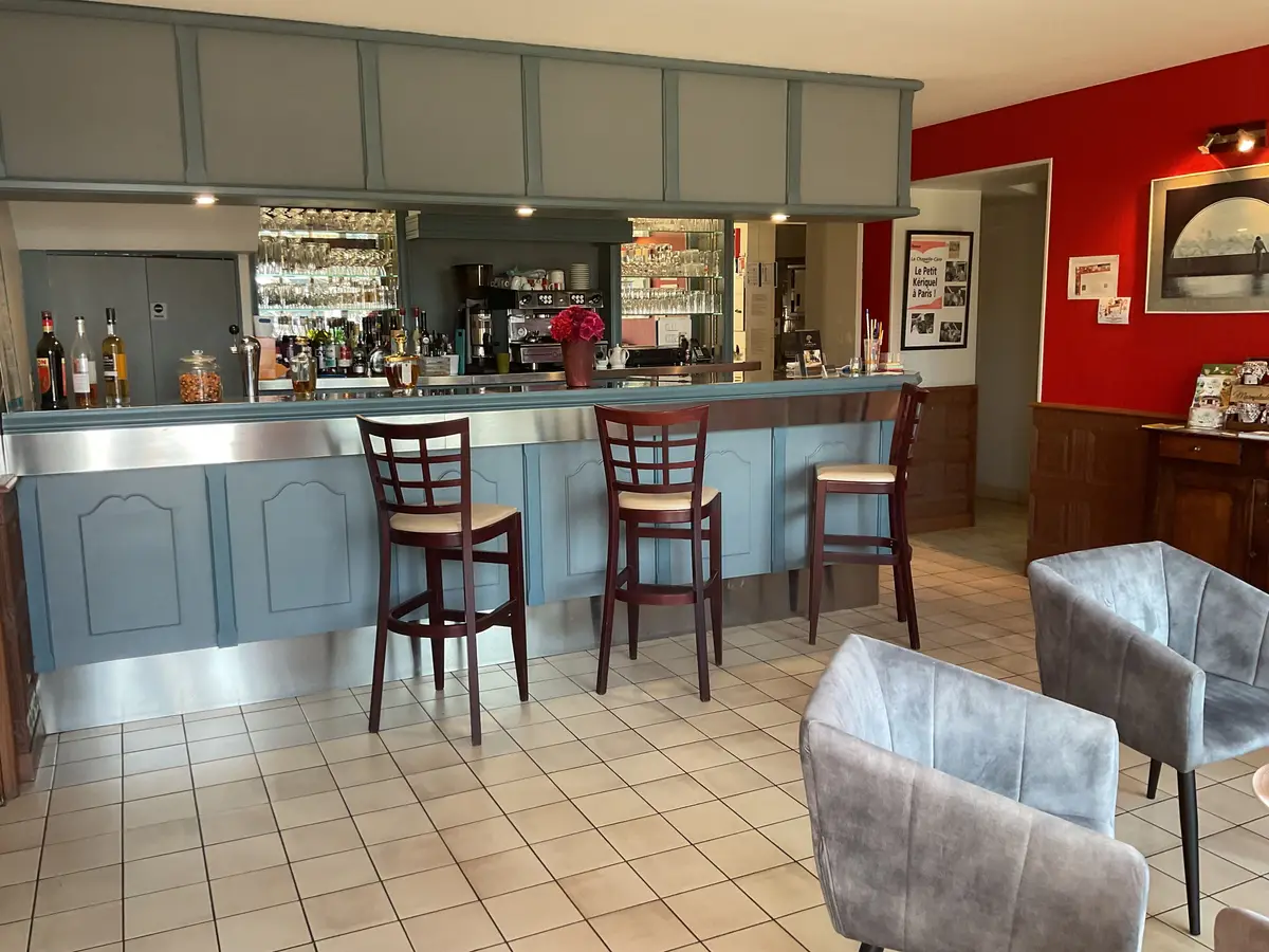 À la suite de notre départ en retraite, nous souhaitons cesser notre activité et permettre la reprise de notre établissement.
Nous vendons notre établissement encore en activité et sa clientèle (hôtel-restaurant), murs et fond.
La vente inclut le matériel du commerce avec sa licence 4 .
Aucun gros travaux n'est à prévoir.
Fond de commerce 50 000€
Murs indissociables 250 000€
Notre établissement est aux normes (dernière visite de sécurité avril 24) et dispose d’une superficie totale de 600m 2 .
Le bien jouit de 7 chambres bénéficiant de leur propre salle de bain et toilette (partie hôtel), d’un appartement de trois chambres (partie privée).
Cet hôtel était classé 3 étoiles jusqu’en 2024, nous n’avons pas souhaité renouveler le classement pour laisser au repreneur le libre choix de la continuité.
Le restaurant possède une capacité de 70 couverts modulables en 4 salles,d’une cuisine et d’un bar licence 4.
Nous incluons aussi dans le prix, un permis de construire en cours de validité et des plans établis par un architecte, permettant de transformer l’hôtel en appartements pour de la location si les repreneurs ne souhaitent pas continuer l’exploitation en hôtel. (possibilité aussi de faire 5 chambres d’hôtes et de dissocier la partie nuit et la partie restaurant) 
Situé dans le Morbihan, au croisement de Rennes (45 minutes) et Vannes (30 minutes) dans
Une commune dynamique disposant des magasins de proximités (Bar-tabac, boulangerie, supermarché, etc.) ainsi que de services (maison médicalisée, poste, pharmacie, etc.).
Carnet d’adresses et potentiel commercial important.
Prix : 300 000€ (possibilité de négociation).
Contact par mail contact@lepetitkeriquel.com pour prise de rendez-vous et renseignements