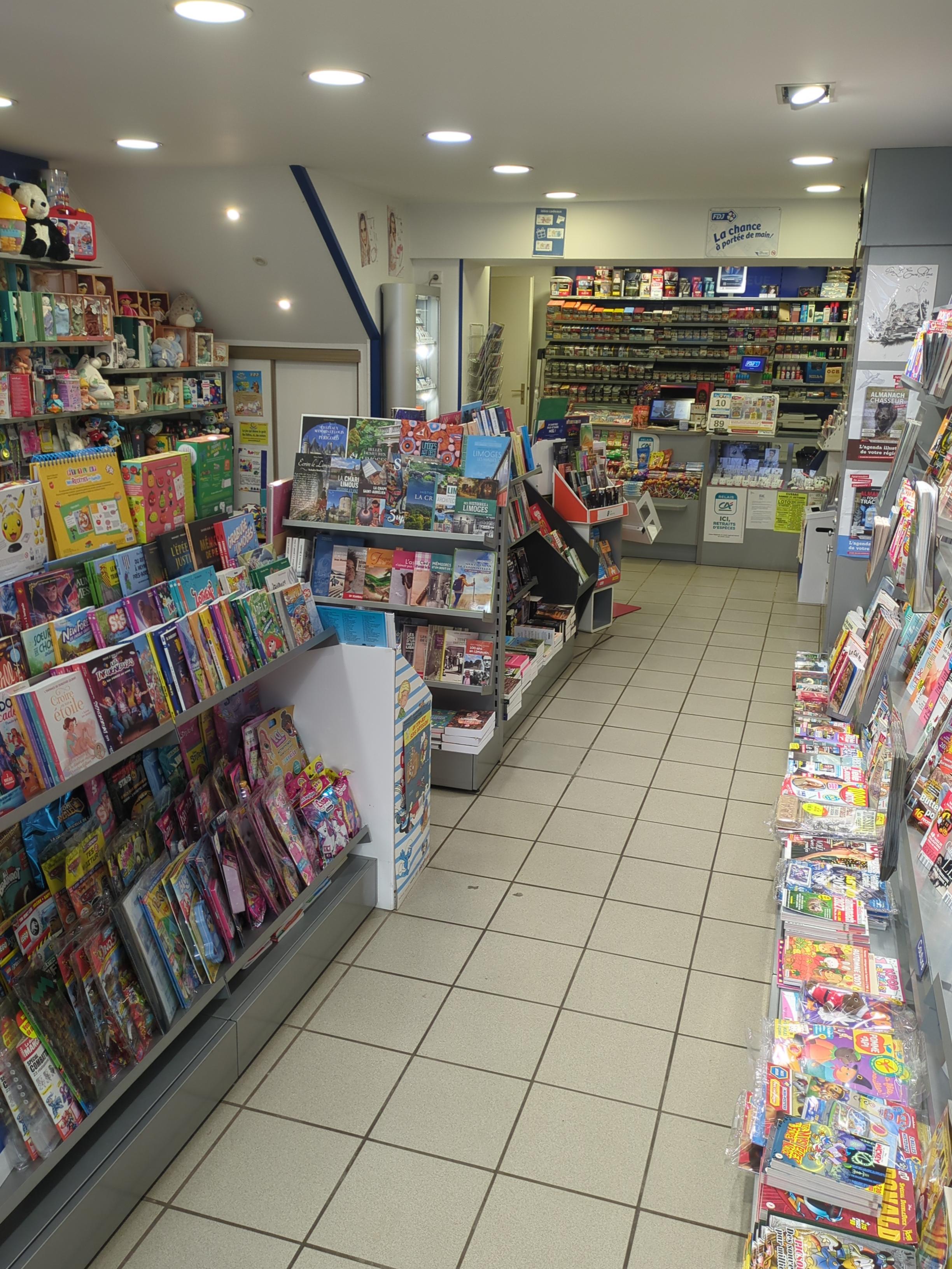 Saisissez l'occasion unique de reprendre une entreprise (Vente pour cause retraite) à très forte rentabilité grâce à un Excédent Brut d'exploitation très attractif, cette affaire garantit des revenues stables et confortables, faisant de ce commerce un véritable levier financier pour les entrepreneurs avisés.
En plus du potentiel financier ce bien vous offre une qualité de vie exceptionnelle avec un vaste logement sur place, idéale pour une famille, comprenant 3 chambres spacieuses, un double séjour et tout le confort pour allier vie personnelle et professionnelle. Cette affaire, en très bonne état général équipé de caméras,alarme et rideaux métalliques,est situé dans un grand village avec toutes les commodités( école, médecins, pharmacie, magasins alimentaire et non alimentaire, associations sportives...) à 25 minutes des grandes villes. La partie librairie et papeterie est en gestion simplifiée car très peu de stock, la majeure partie des ventes est sur commande. De nombreux clients institutionnels viennent compléter le CA. 
Pas de personnel à reprendre. Prix de vente 180000€ hors frais d'agence.
Possibilité d'acheter les murs en SUS( prix Net vendeur de 90 000 euros, hors frais d'agence) Loyer Fonds + Appartement : 700.00 euros TTC/MOIS