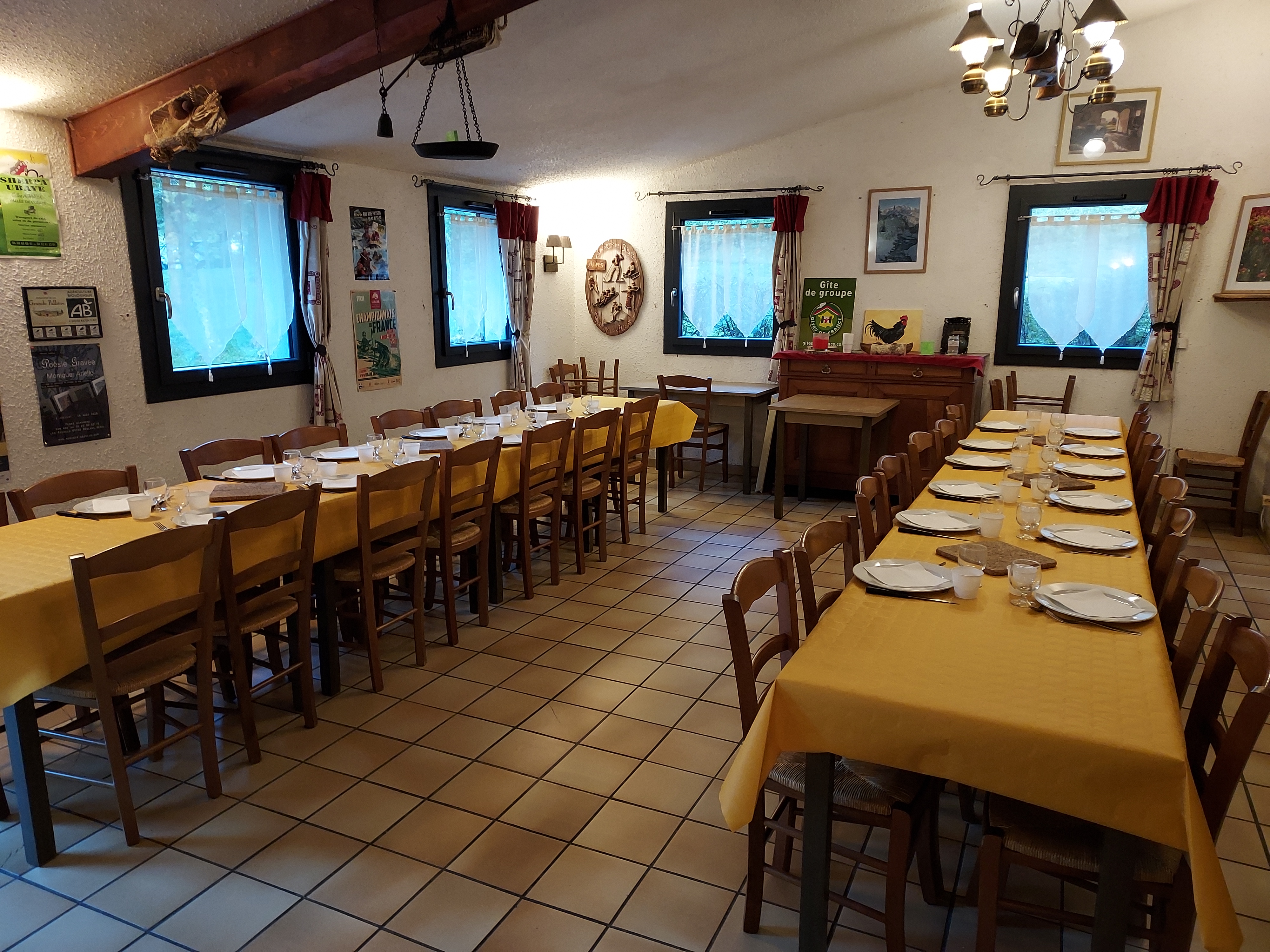 Notre gîte est composé de deux étages avec 5 chambres chacun de différentes compositions : chambre couple, lits jumeaux ou gîte avec des lits superposés.
La salle de restaurant peut accueillir près de 34 personnes assises.
La cuisine semi professionnelle est plus que fonctionnelle, elle a tous les équipements et le four a été changé l'an passé. 

Nous avons le plaisir de proposer notre gîte auberge à la vente lieu où on vous accueille chaleureusement pour passer un séjour simple et convivial. Les chambres (équipées de leurs sanitaires et salle de bain) sont confortables et conviennent aussi bien aux couples qu'aux groupes. Que vous soyez randonneur sur le GR6 ou le GR56, ou  GR 69, motard, cycliste, ou tout simplement en vacances en famille dans l'Ubaye, vous découvrirez un lieu authentique. Très pratique, à côté de la terrasse, vous aurez accès au chalet qui fait office d'abri pour les vélos et les motos.
Ouvert toute l'année bien placé entre les stations de ski et le lac de Serre-Ponçon proche de toutes les commodités 

La chaudière a été changée en 2023 ainsi que toutes les portes et huisseries du rez de chaussée
Pas de travaux à prévoir dans l'immédiat
La commission de sécurité avis favorable pour l'exploitation