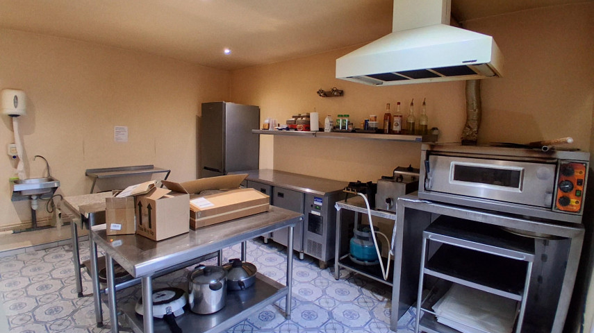 opportunité rare en cœur de village

reprise du fonds (90 k€) + acquisition des murs (150K€)

Description:

Vente d’un fonds de commerce polyvalent actuellement exploité en bar – tabac – presse – dépôt de pain avec activité pizza à emporter très rentable (CA pizza ≈ 50 k€ / an sur les soirées vendredi/samedi).

L’établissement comprend un comptoir tabac, un bar (120 m²) une cuisine et 2 réserves, une terrasse intérieure ( patio) + une bâtisse annexe exploitable pour l’organisation de repas de groupe, séminaires ou soirées privées — un vrai atout différenciant pour développer l’événementiel et la restauration sur place.
Un appartement de 180 m2 au-dessus du commerce ( 5 chambres et pièce de vie de 80 m2 ) 
Aucun travaux à prévoir

Fermé : dimanche et lundi

Locaux en bon état, cuisine équipée pour pizza à emporter. Possibilité immédiate d’agrandir l’offre : restauration sur place, soirées à thème, traiteur pour groupes (40 personnes) .

Emplacement central dans le bourg — clientèle locale fidèle + passage touristique estival.

Opportunités de développement:

* organisation de soirées à thème

* repas pour randonneurs et groupes (parcours autour des Monts d’Arrée).

L'établissement se situe dans un petit bourg des Monts d’Arrée, riche en patrimoine et attractif pour les randonneurs / touristes (parc naturel régional d’Armorique). Le bourg dispose d’une vie locale active. L'établissement et la crêperie du bourg sont les 2 uniques commerces.
  
A VISITER ABSOLUMENT
Me contacter
merci