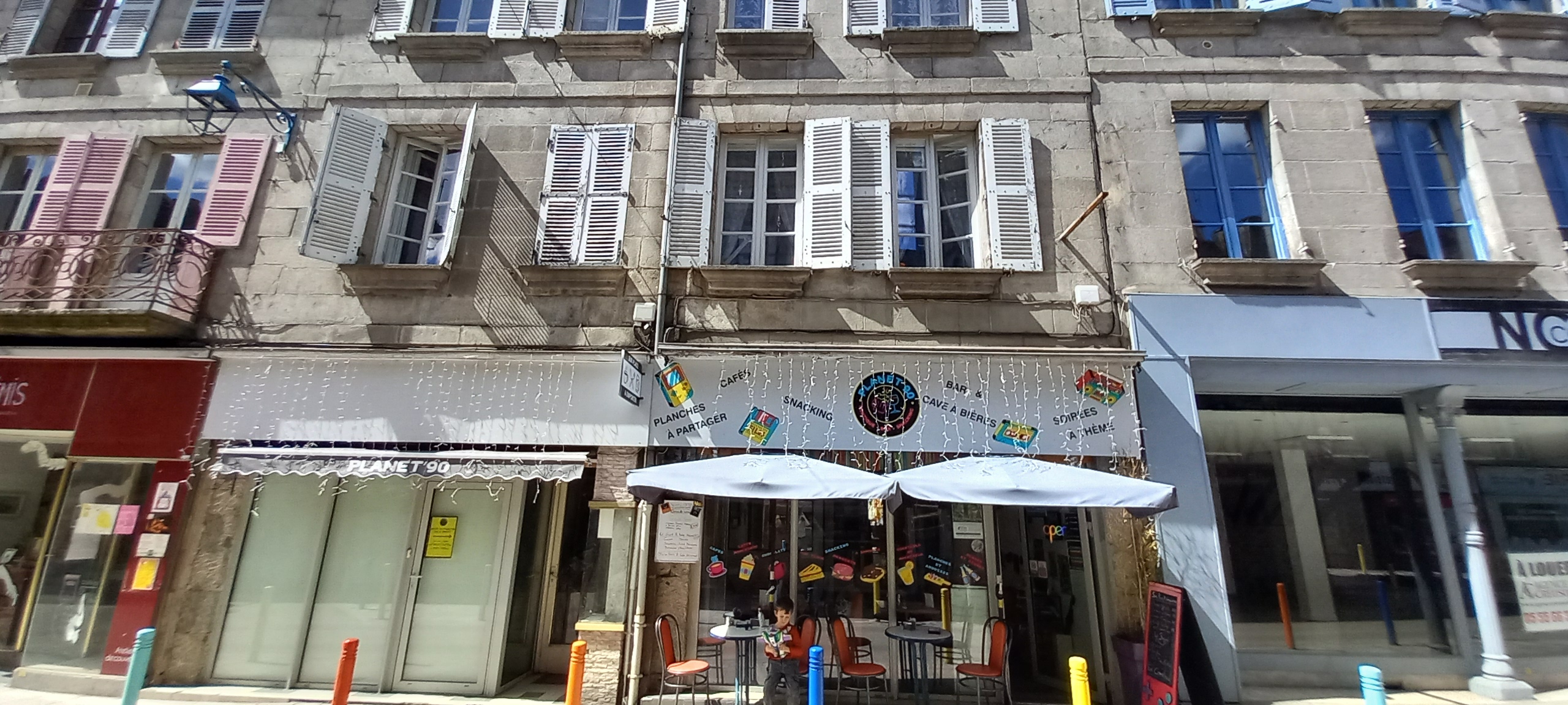 Bel ensemble immobilier 

IMMEUBLE DE RAPPORT EXCEPTIONNEL EN CENTRE-VILLE D'AUBUSSON

Bien lire l'annonce concernant le fond de commerce .

Situé sur la principale artère commerçante d'Aubusson, cet immeuble de rapport offre une opportunité rare d'investissement au cœur d'un secteur dynamique et recherché.

L'ensemble immobilier se compose de :

• Deux locaux commerciaux en rez-de-chaussée représentant environ 100 m² chacun, bénéficiant d'une excellente visibilité sur la rue commerçante. Les deux espaces sont équipés de climatisations réversibles et disposent d'une isolation thermique et phonique de qualité.
●location du premier vide :550Euro
●location du second:400Euro

• Un appartement d'habitation d'environ 85 m² au premier étage, idéal pour une résidence principale, un logement de fonction ou une mise en location.
classe énergétique C (double vitrage, climatisation réversible)
●Loué 550Euro.

• Trois appartements supplémentaires à rénover dans les étages supérieurs, offrant un fort potentiel de valorisation et de création de revenus locatifs.
1 appartement T3 de 85m2
2 appartement T2 d'environ 35/40 m2
loyers potentiels après travaux:
●550euro T3
●600 euro pour les T2 soit 300euro chaque T2


• Un garage complétant l'ensemble.
• Terrasse couverte (verrière) d'environ 50m2 


☆☆Le bâtiment sera vendu libre de toute occupation, permettant à l'acquéreur de mettre en place immédiatement sa stratégie d'exploitation du bar/snacking ou de la mise en location.☆☆



Point à prendre en considération : le prix comprend, le fond de commerce d'un des locaux commerciaux actuellement exploité en activité de bar/snacking. Une opportunité idéale pour poursuivre l'activité existante et d'habiter au dessus ou développer un nouveau concept commercial.
Fond de commerce :35000Euro à négocier.

Point important pour la mise en location, Le bar/snacking avec licence 4 entièrement exploitable de suite peut se louer entre 750Euro et 850Euro en Gérance.

FOND ET MUR INDISSOCIABLE 


Possibilité d'acquérir la Licence IV en supplément.

Cet immeuble constitue un investissement particulièrement attractif grâce à la combinaison de surfaces commerciales de qualité, de logements à fort potentiel et d'un emplacement privilégié au cœur de la vie économique d'Aubusson.

Que vous soyez investisseur, commerçant ou porteur de projet, ce bien offre de nombreuses perspectives de développement et de rentabilité.

Dossier complet et renseignements complémentaires sur demande.
Visites sur rendez-vous.

Rentabilité potentielle actuelle environ 10%