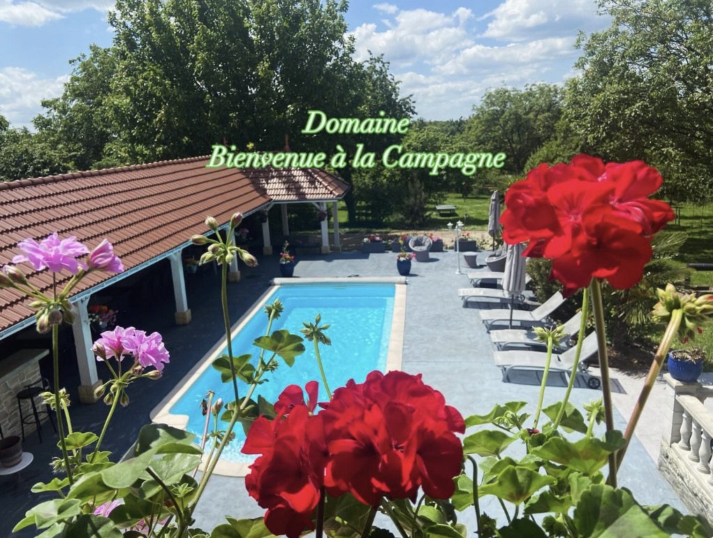 🏰 À VENDRE — Fonds de commerce · Domaine / Gîte de Groupe/ auberge / Restauration 
Villers-sur-Port (Haute-Saône, 70) — 10 minutes de Vesoul

📍 Localisation idéale au cœur de l’Est de la France
Implanté à Villers-sur-Port, à seulement 10 minutes de Vesoul, ce domaine de prestige bénéficie d’une situation géographique exceptionnelle, au carrefour de plusieurs grandes régions et à portée des frontières européennes.
Distances depuis le site :
	•	🏙️ Vesoul — 10 min
	•	🏙️ Besançon — 59 km
	•	🌿 Épinal — 88 km
	•	🏔️ Belfort / Montbéliard — 50–52 km
	•	🇨🇭 Bâle (Suisse) — 152 km
	•	🇨🇭 Lausanne — 128 km
	•	🇩🇪 Freiburg-en-Brisgau (Allemagne) — 133 km
	•	🇫🇷 Mulhouse — 89 km
	•	🇫🇷 Strasbourg / Alsace — 227 km
	•	🏙️ Dijon — 92 km

🏡 Le Domaine — Deux gîtes d’exception réunis
Ce domaine rare associe deux gîtes de caractère entièrement aménagés, dans un esprit décoratif épuré et élégant, pour une expérience haut de gamme sans compromis.

🏠 Gîte Principal — Le Manoir (300 m²)
Véritable manoir de prestige, entièrement équipé et décoré avec soin :
	•	🛏️ 9 chambres pour une capacité totale de 30 couchages
	•	🚿 6 salles d’eau + 6 WC
	•	🍽️ Très grande salle à manger & salon lumineux
	•	👨‍🍳 Cuisine intérieure entièrement équipée
	•	🌿 Décoration épurée et élégante, ambiance domaine de charme

🏠 Gîte Secondaire (attenant)
Idéal en complément du gîte ou en exploitation indépendante : (150 m²) environ 
	•	🛏️ 4 chambres
	•	🛋️ Grand séjour lumineux
	•	👨‍🍳 Cuisine professionnelle bien équipée, adaptée à la préparation de restauration pour la clientèle
	•	🚿 3 salles d’eau avec WC

🌳 Les Espaces Extérieurs — Un Art de Vivre en Plein Air
Le domaine offre des extérieurs pensés pour le confort, la convivialité et le prestige :
	•	🏊 Piscine chauffée privée, accessible depuis les deux terrasses
	•	🛁 Jacuzzi & Sauna — espace détente et bien-être
	•	🍖 Cuisine extérieure entièrement équipée avec barbecue intégré
	•	🌿 Pergola couverte (toit en tuiles) — espace de réception en plein air avec grandes tablées, à l’abri des intempéries
	•	🌳 Parc arboré de 5 000 m² — végétation mature, calme absolu, cadre naturel d’exception
	•	🔒 Portail sécurisé — accès privatif et discret pour toute la clientèle
L’ensemble des terrasses des deux gîtes, combinées au parc, crée un espace extérieur exceptionnel parfaitement adapté aux mariages, séminaires, retraites et événements privés.

💼 Opportunité d’Investissement
Ce fonds de commerce représente une opportunité rare dans le secteur de l’hébergement touristique haut de gamme, avec une clientèle potentielle élargie à toute l’Europe grâce à sa position stratégique (France, Suisse, Allemagne, Alsace, Vosges).
✔️ Deux gîtes exploitables simultanément ou séparément
✔️ Capacité événementielle jusqu’à 30 personnes en hébergement d’un gîte 
✔️ Équipements intérieurs et extérieurs haut de gamme
✔️ Décoration épurée et élégante — prêt à exploiter
✔️ Parc clos et sécurisé de 5 000 m²
Loyer des murs 2500€ 

Pour plus d’informations et photos : www.bienvenuealacampagne.fr