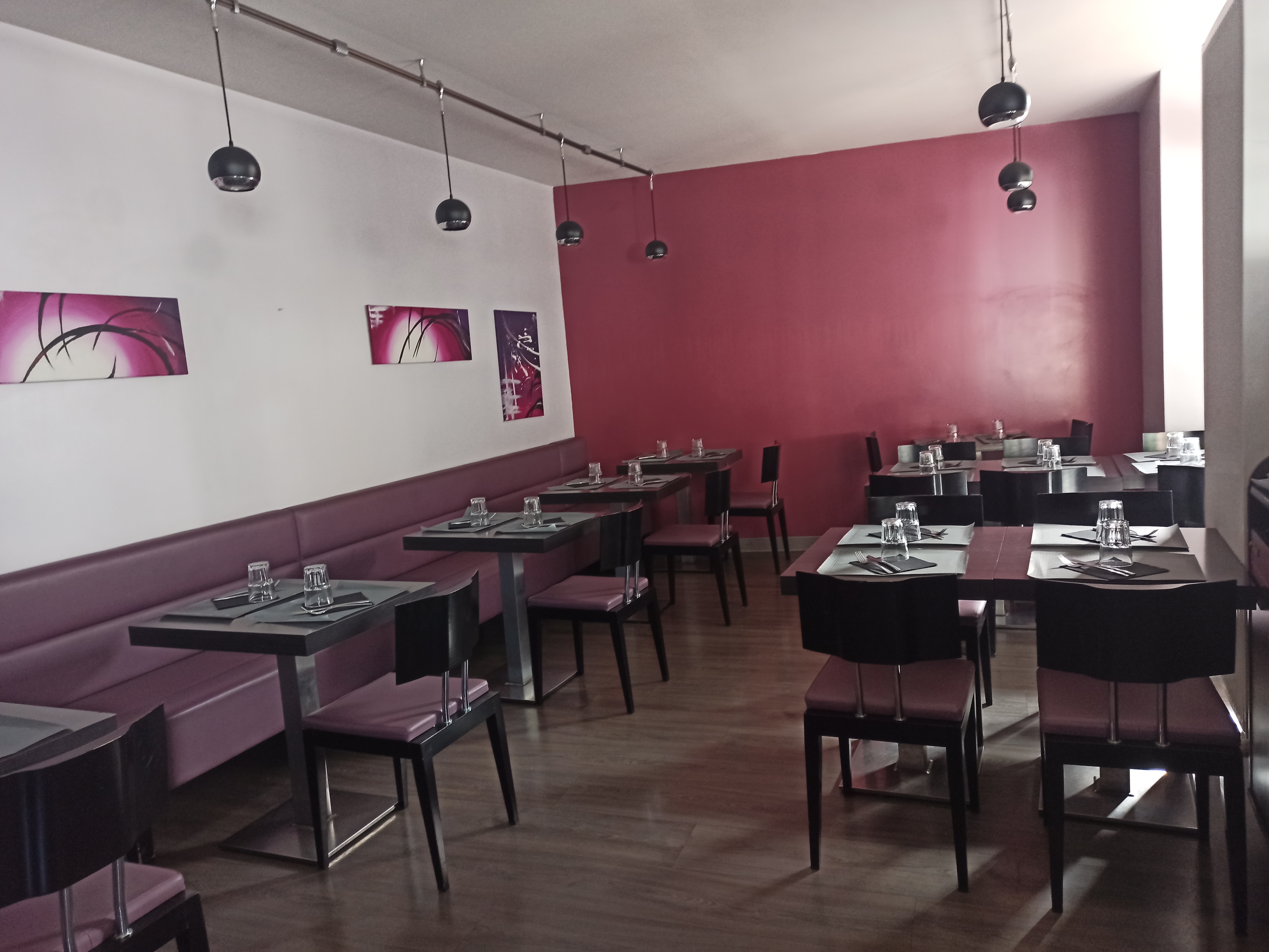 À reprendre, un restaurant traditionnel, créé en 2012, situé à Mende, préfecture de la Lozère. L’établissement bénéficie d’un emplacement stratégique, facilement accessible à pied comme en voiture.
La salle peut accueillir une vingtaine de couverts. Elle est complétée par une terrasse couverte de 34 places et une terrasse extérieure de 58 places, un véritable atout apprécié de la clientèle, principalement composée d’habitués.
La cuisine est entièrement équipée et fonctionnelle. 
Le restaurant est ouvert à l’année, avec un service de restauration le midi et le soir. L’équipe, de 3 à 5 selon la saison, comprend un salarié en CDI.
L’établissement présente des perspectives de développement, notamment grâce à la mise en place de plats à emporter ou à la vente de glaces en journée durant l’été.

Selon les besoins, le cédant pourra accompagner le repreneur lors du démarrage de l’activité.

Bail commercial : 734 € HT / mois
Vente du fonds de commerce : 160 000€