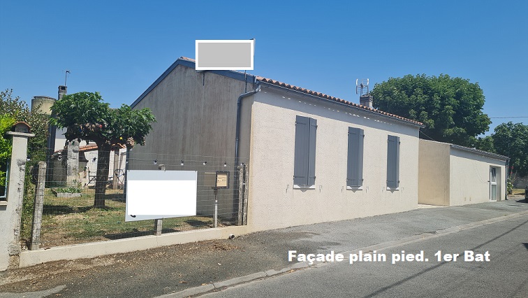 VOIR PLAN / Le prix est pour les 2 bâtiments. Une Opportunité exceptionnelle dans un havre de paix.  Nous vendons pour fin de carrière, retraite.

2 maisons rénovées. Une longère et un plain pieds. Modulable idéal pour ; RBNB, gîtes, regroupement familiale, grande famille, atelier, commerce divers, investisseur rendement locatif élevé car manque de bien en  location. Idéal pour un couple voulant une habitation sur le lieu de travail.

1er bâtiment est la LONGERE 90M² 
Totalement rénovée dans son caractère, nouveaux châssis et portes en bois simple vitrage, remplacement de toutes les canalisations, planchers, ballon d'eau, chauffage électrique économique par inertie, insert bois, nouveau conduit cheminée.  La cuisine équipée.  Isolation murs et toit..
 3 chambres NON mansardées et un dressing, Le couloir est mansardé mais pas gênant.
Jardin sur le pourtour de la longère

2ème bâtiment est le PLAIN PIED : 154M². 
2 entrées indépendantes.  Actuellement  restaurant totalement rénové et remis aux normes depuis 2021. Matériel haute qualité neuf. (voir photos). 40 places en intérieur et 20 places en terrasse. Jardin de 780m² totalement clôturé.
Tout est neuf, ballon d'eau, adoucisseur, électricité, isolation, gaz, une partie à des nouveaux châssis et portes en PVC double vitrages.
Ce bâtiment est facile à réhabilité en maison ou gîtes.. autres

.Facilités : école, boulangerie, bar tabac, poste, Super U, Intermarché, bus scolaire,...

Situation : Proche de Cognac et d'Angoulême, à 1h00 de la MER

INFO : Aucun personnel à reprendre. Tout est libre. Le prix est négociable bien entendu dans le raisonnable