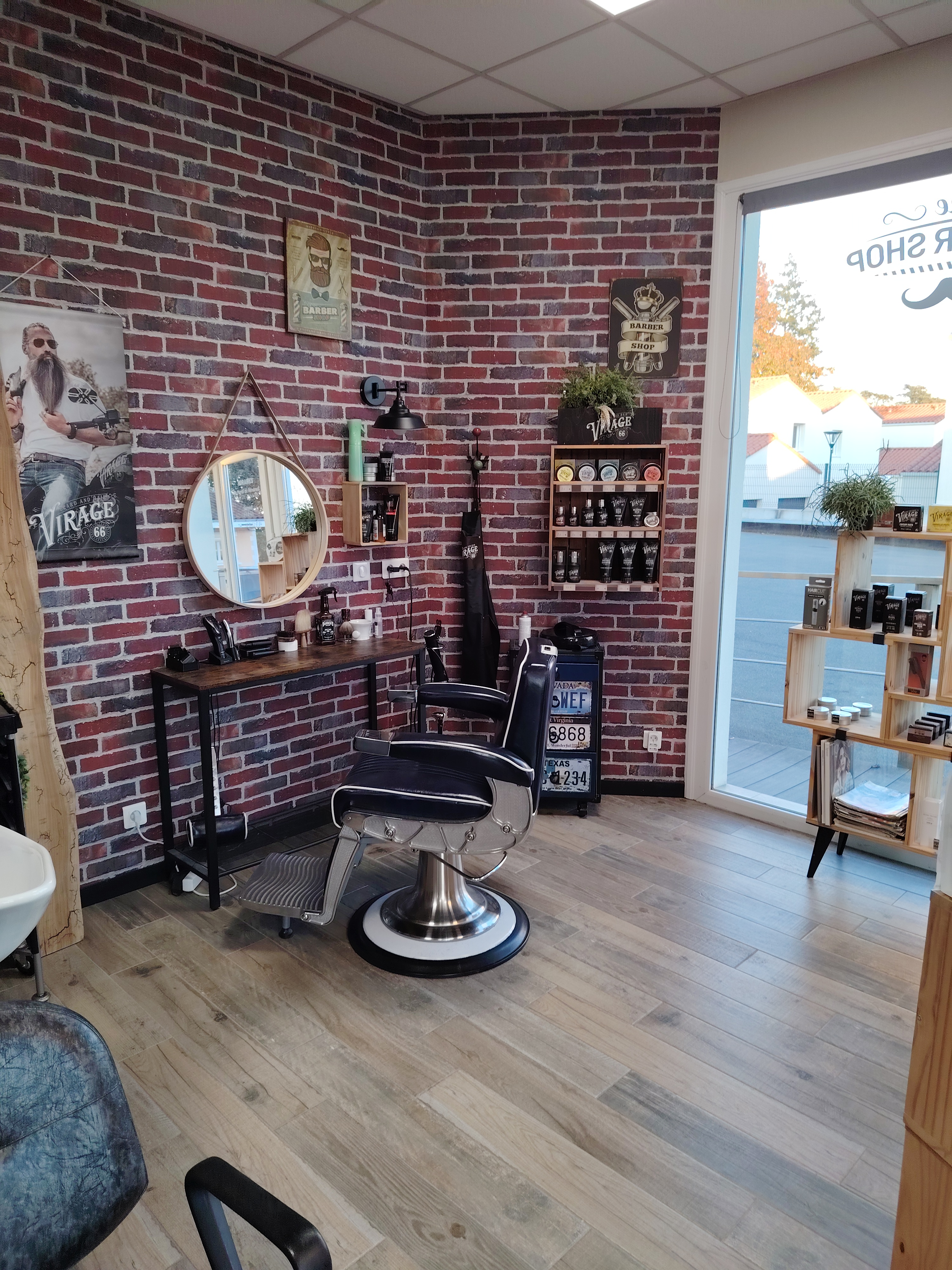 Vend fond de commerce salon de coiffure 43 m2 ,refait à neuf en 2021 .

-4 postes de coiffage dont 1 barbier.
-3 bacs à shampooing .
-espace attente.
-salon climatisé.
-parking réservé à la clientèle .

Pour plus de renseignements n'hésitez pas à me contacter .