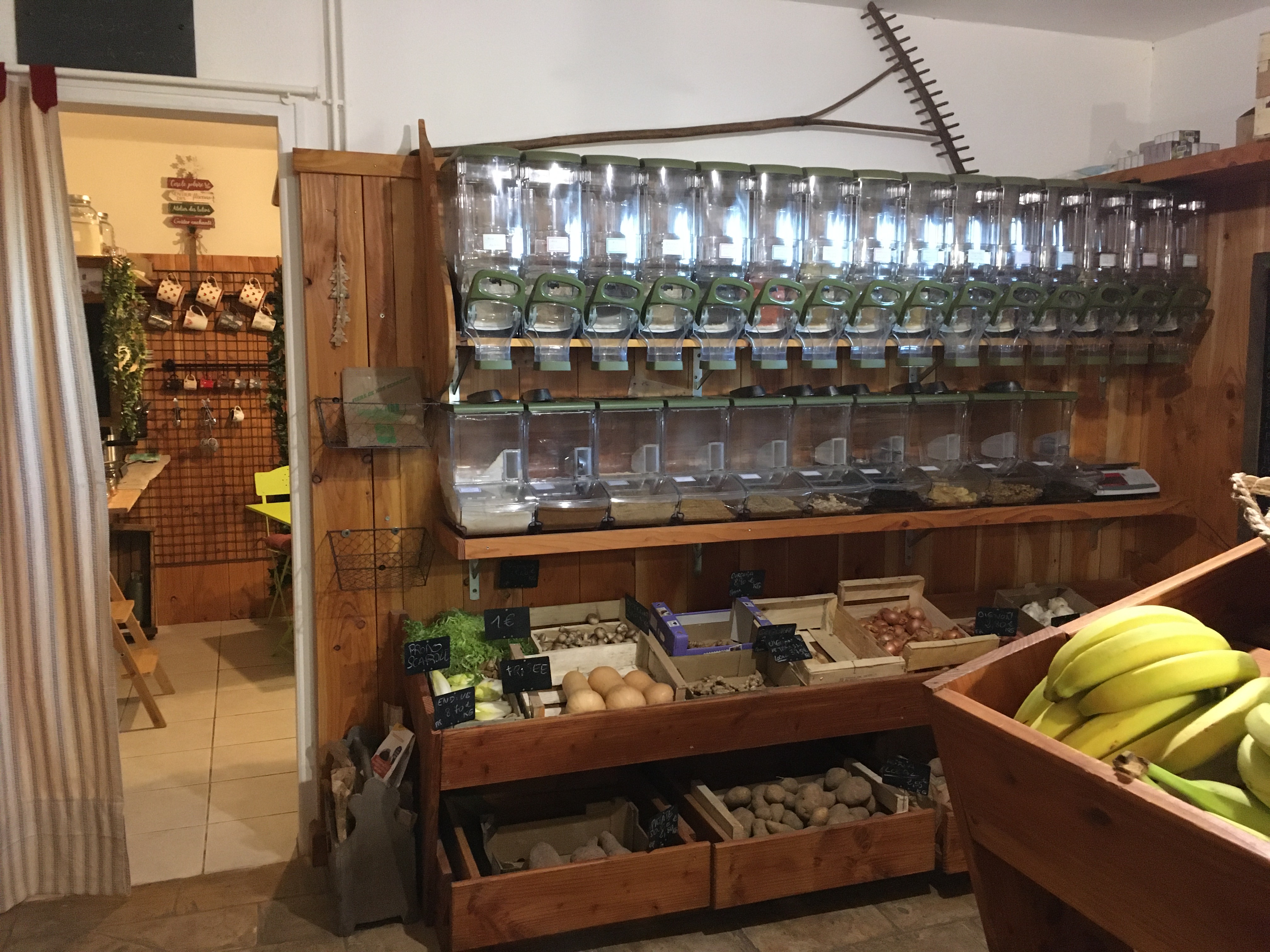 Épicerie Bio dans un environnement privilégié de Nature. Joli aménagement en bois. Relationnel exceptionnel avec une clientèle chaleureuse et fidèle.
Travail gratifiant et agréable. Fort potentiel de développement pour personne motivée et dynamique.
SURFACE : Magasin 70m2 Réserve : 10m2 Hangar : 70m2 avec portail coulissant 3X3 Mezzanine.
ÉQUIPEMENTS : Chambre froide 5m2 Climatisation Congélateur Armoire réfrigérée (récente) Banque de froid