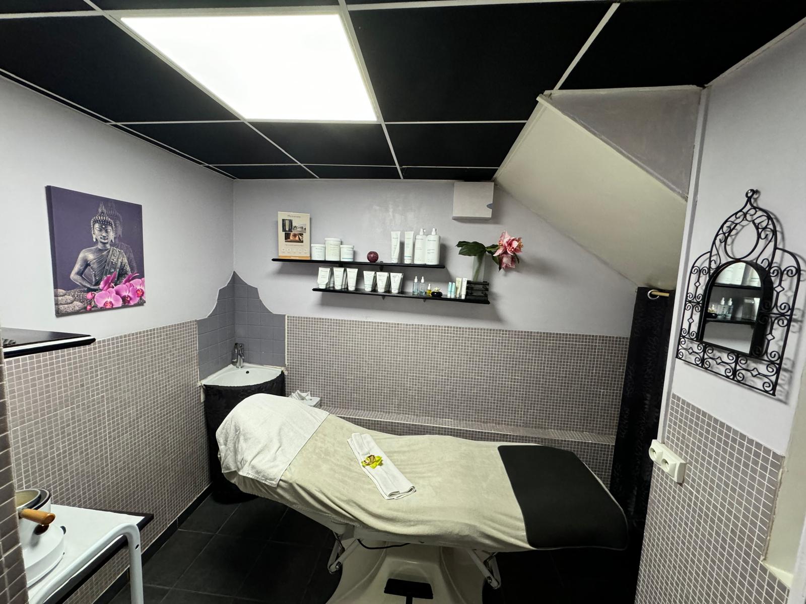 À VENDRE – Fonds de commerce Institut de Beauté & Bien-Être

Opportunité rare dans les Ardennes !

Cède fonds de commerce d’un institut de beauté et de bien-être réputé, implanté depuis plus de 18 ans, bénéficiant d’une excellente notoriété locale et d’une clientèle fidèle.

Situation géographique idéale :
Situé à Fromelennes, dans les Ardennes, à seulement 5 km de la frontière belge, offrant un fort potentiel de clientèle française et belge.

Surface : environ 100m²

L’institut est entièrement équipé et comprend :
* salon  climatisé 
*épilation définitive lumière pulsée 
* 3 cabines de soins esthétiques
* 1 hammam
* 1 cabine dédiée aux massages en duo
* 1 espace réservé aux gommages corporels
* 2douches
* Espace accueil et vente
*un espace technique machine à laver ,sèche linge …
Les atouts de l’établissement :

* Activité pérenne avec plus de 18 ans d’existence
* Clientèle fidèle et carnet clients inclus dans la vente
* Matériel professionnel complet inclus
* Équipe en place composée de 2 esthéticiennes qualifiées
* Aucun investissement immédiat à prévoir
* Emplacement stratégique proche de la Belgique

Cette affaire clé en main est idéale pour un professionnel souhaitant reprendre une activité rentable et immédiatement opérationnelle.
* 1200 loyer (charge comprise eau et électricité )

Pour tout renseignement complémentaire ou pour organiser une visite, merci de nous contacter.