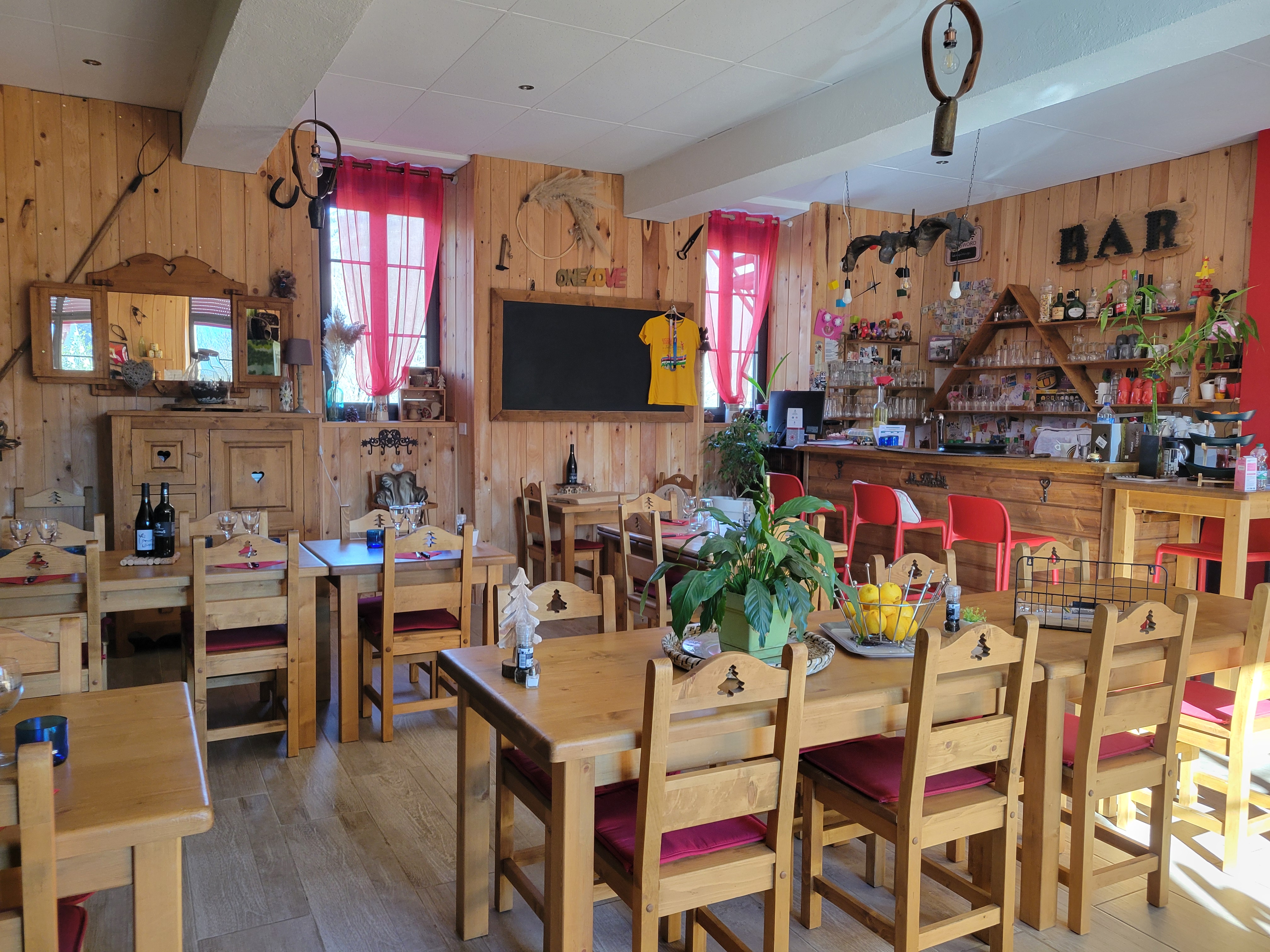 Dans un village de 35 habitants, au cœur des Pyrénées Ariégeoises , entre l'aude et les Pyrénées Orientales. Affaire en fonctionnement, de avril à octobre.  Murs à la mairie.  Loyer de 600€ .
Partie gauche de la batisse.
15 pers pour les chambres à l'étage,  petit coin douche et lavabo dans chacune.  2 toilettes sur le palier .
Restaurant terrasse et partie privative de 50 m2 niveau entrée. 
Partie droite , cuisine , rangements,  buanderie... en bas grande pièce,  WC.  Possibilité de continuer quelques travaux au niveau bas ....
Clientèle,  beaucoup de cyclistes avec la traversée des Pyrénées. Cavaliers,  motos. Randonneurs.....
CA 2025 : 120 000 € 
Photos , infos sur le site www.lesapinrouge.com