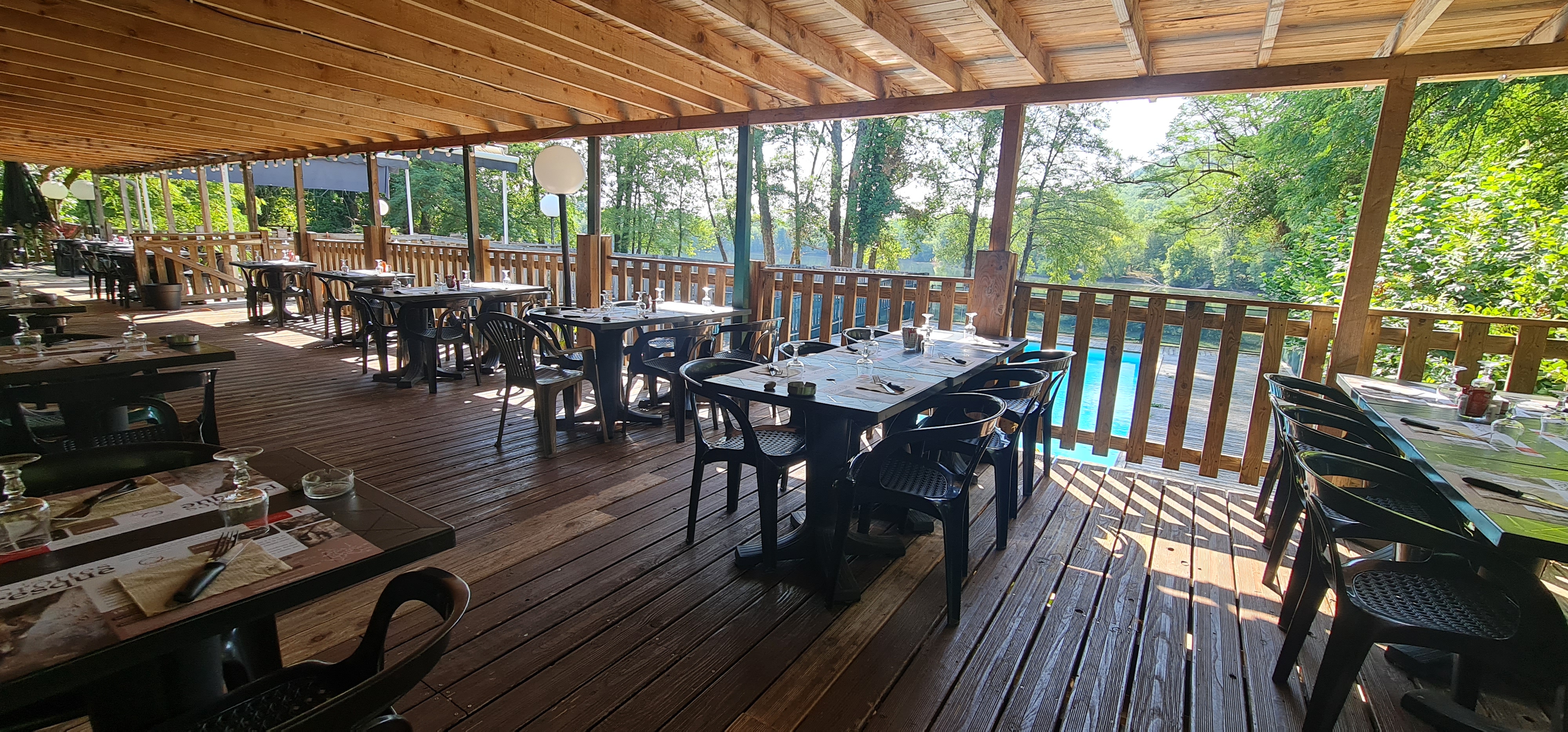 Dans la région, qui ne connaît pas La gabare ?!
Situé à Vayrac, ce restaurant familial a une très bonne critique sur différents sites et son chiffre d'affaire, déjà intéressant, est en continuelle progression. Actuellement il fonctionne avec 6 personnes (3 en cuisine et 3 au service).
Construit en 1979, il est en bon état et dispose d'une cuisine équipée avec entre autre un four mixte. Côté Bar, il bénéficie d'une pompe à bière, d'une machine à glaçons, d'un lave-verres séchant...
La salle de restauration de 60 couverts est très agréable et chaleureuse.
À l'extérieur, vous trouverez une terrasse couverte accueillante d'une capacité de 130 couverts et avec un coin salon conviviale.
Le sous-sol est un espace de rangement nécessaire. 
Implanté sur un beau terrain  de 2227 m² avec places de parking, il possède sa propre piscine pour profiter des journées ensoleillées. Vous apprécierez également le calme ambiant de la localisation. 
Situé au cœur de la nature, saisissez cette incroyable opportunité d'acquérir ce beau restaurant en bordure de Dordogne !