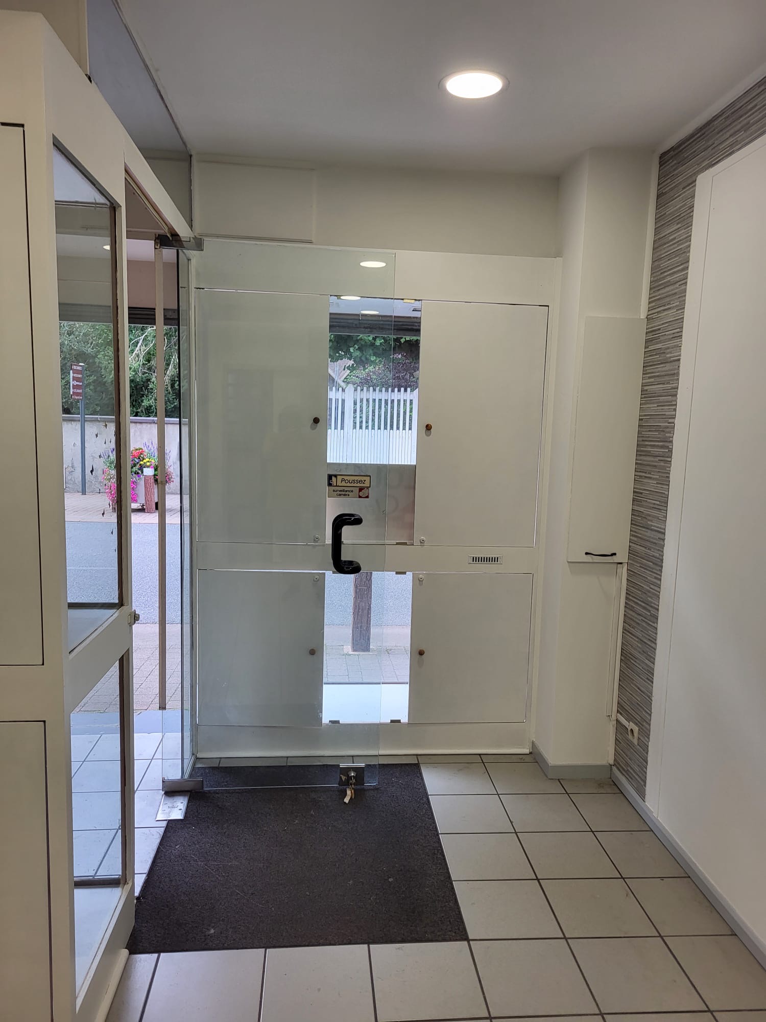 Belle opportunité à saisir au centre-ville de Lapalisse, commune touristique, riche de son château et de ses rassemblements "vintage" en lien avec la N7...

Le bien se compose d'une surface principale de 25 m², d'une arrière-boutique de 25 m² équipé d’un coffre, ainsi que de sanitaires comprenant WC et lave-mains.
Les vitrines sont sécurisées et ferment à clé.

Adresse : 21 rue Roosevelt, 03120 LAPALISSE
Superficie : 25 m² + 25 m² d’arrière-boutique avec coffre
Montant du loyer : 400 €

Pour tout renseignement complémentaire, vous pouvez joindre M. et Mme KOCA au 06 43 03 96 14
