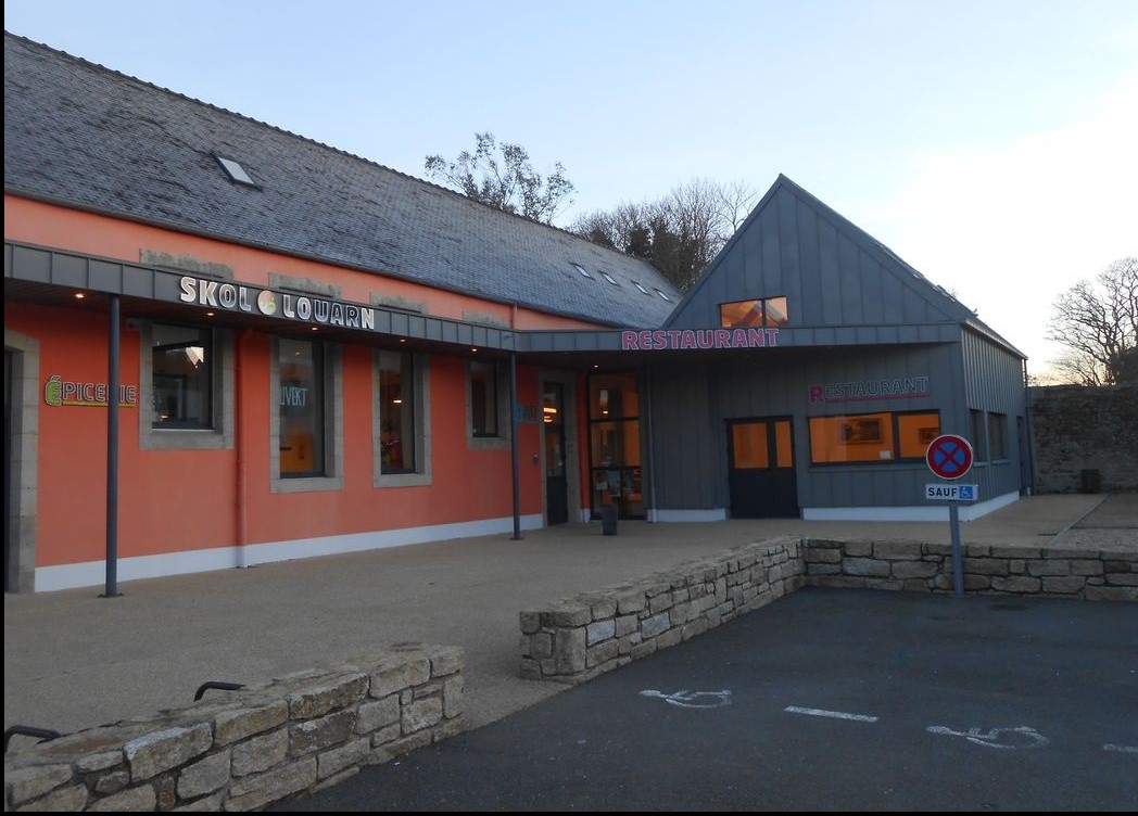 Commune située dans le Finistère en Région Bretagne, à 16 km de MORLAIX (sous-Préfecture), 20km de la mer et aux portes des Monts d’Arrée, Lannéanou bénéficie d’un cadre de vie agréable, au sein de paysages vallonnés et verdoyants. La commune recherche un.e professionnel.le de la restauration pour la location-gérance d’un bar-restaurant épicerie dépôt de pain.

D’une superficie totale de 294 m², crée en 2014, le restaurant est situé stratégiquement au cœur du bourg, sur la départemental D9, qui assure 1000 passages voiture journaliers.
Restaurant de cuisine traditionnel le midi en semaine et ouverture le vendredi soir et samedi soir, comprenant :
• Cuisine équipée intégralement + four à pizza.
• vaisselle + mobilier à disposition
• épicerie équipée
• Salle de restauration : 1 salle de 50 places
• un parking à proximité immédiate.
• Licence IV
• Salle des fêtes à proximité

Les candidatures devront être envoyées au plus tard le 03/07/2023 à la mairie de LANNEANOU à l’attention de Monsieur le Maire par voie postale, 3 rue des hortensias 29640 LANNEANOU ou par voie électronique.

Le dossier de candidature, pour être recevable, devra, comporter l’attestation d’identité du candidat et respecter les critères de sélection suivants :
• Expérience en restauration (compétences et références), expérience pratique et/ou diplôme (attestation) dans le domaine de la restauration
• Projet de servir des produits cuisinés sur place
• Maîtrise des règles sanitaires et d’hygiène
• Engagement sur la qualité et la fraîcheur des produits proposés à la clientèle
• Sens du relationnel et de l’accueil de la clientèle
• Engagement d’ouvertures (jours et heures)
• Capacités de gestion
• Moyens humains et économiques
Pour tout renseignement, privilégier les demandes par mail.
Local vacant.