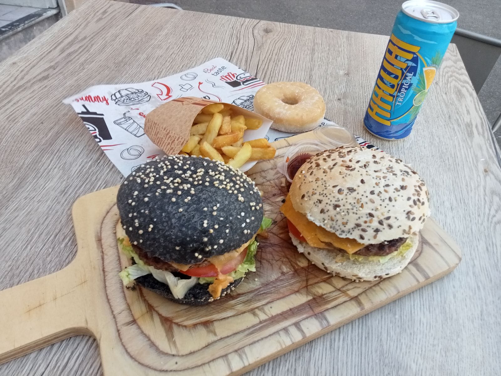 Idéalement situé dans le centre ville d'Aix-en-Provence, donnant sur une place ensoleillée.
Vends fond commerce pizzeria snacking avec une terrasse.
Fournis avec tout le matériel pour pouvoir travailler tout de suite, four à pizza, frigo, plancha, friteuse, grill, machine à café, plan de travail, hotte, tables, chaises, parasols, ustensiles de cuisine, ustensiles à pizza...
Possibilité de louer le logement au dessus du commerce, actuellement libre (mais risque d'être loué rapidement).
Proche des écoles, collèges et lycées. Pour tous renseignements 0761507814.

Fond de commerce : 35000€
Loyer annuel : 16488 €