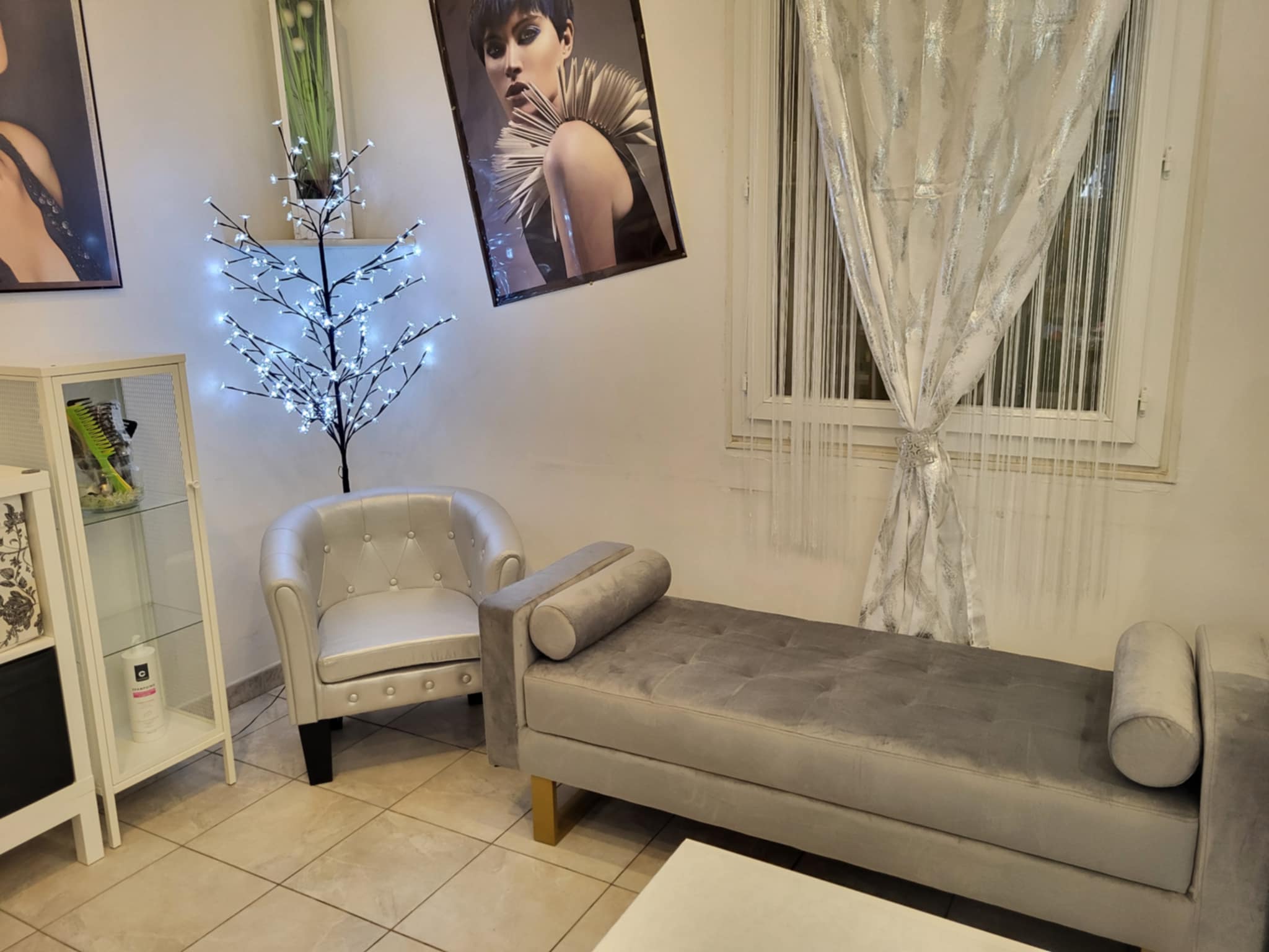 Vends fond de commerce   prix 24500 euros   salon de coiffure esthétique onglerie situé 1 rue lucien Rolmer 13003 marseille 
Loyer 742€ charges comprises 
Situé à côté de l'université de la gare st charles. Tres bien situé. Bonne clientèle  et bon chiffre d'affaires, entièrement refait à neuf, pas de concurrence, 3 postes de coiffage 
Bac 2 places, salon en dénivelé  en étage esthétique avec cabine de douche. Laboratoire  cuisine tout équipé avec lave-linge, sèche-linge, frigo congélateur ,étagère,
Climatisation réversible (neuve)télévision.toutes les fenêtres en Pvc neuves et sorties de secours porte blindé neuve et alarme 
Photo sur demande
Possibilite de changer bail suivant l'activité demandée 
Exemple téléphonie  fruit et légumes
