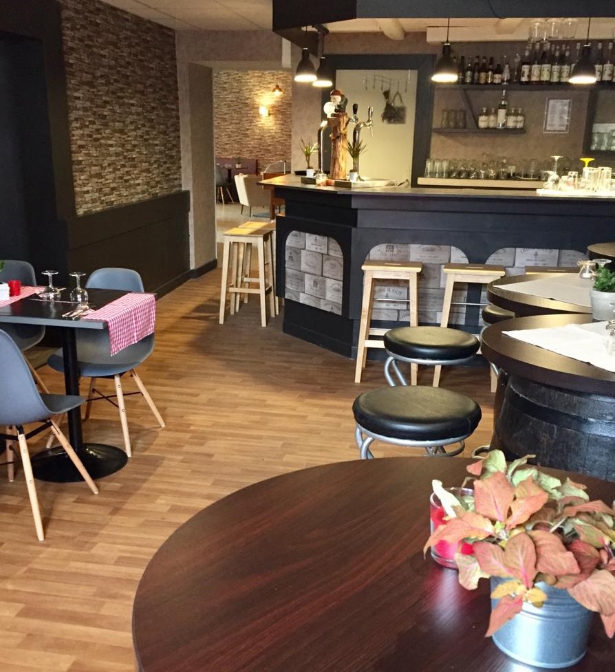 Local commercial situé à Levroux sur l'axe passant Chateauroux-Blois et à deux pas du centre médiéval.
Local de 250m² composé d'une entrée, d 'un espace bar, d'une cuisine ouverte, d'une grande salle de restauration. Toilettes renovées et aux normes PMR. Petite terrasse sur le devant pouvant accueillir une vingtaine de clients.
Actuellement occupé par un restaurant en place depuis 2017.
Possibilité de plusieurs types de commerce (restaurant-bar-commerce de bouche).
Le prix comprend le fond de commerce ainsi qu'une grande partie du matériel et décoration.