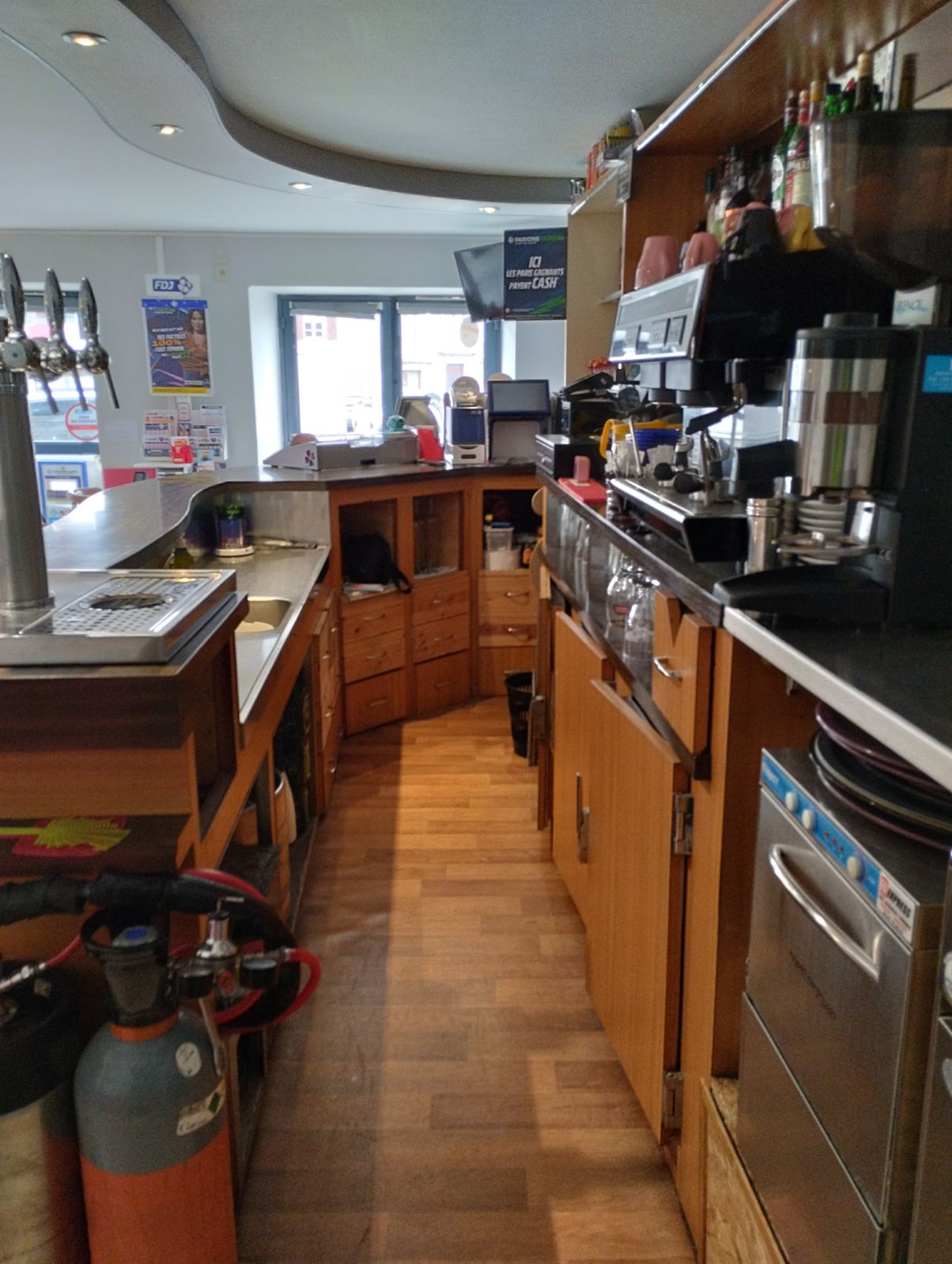 Pour cause de changement d’activité, un bar-restaurant d’une 40aine de places est à vendre. Situé dans un village de charme en Lozère. 
Les locaux sont en excellents états, lumineux, aux normes accessibilité handicapés, sur la place du village. Ils font 140 m2 environ, avec un comptoir bar donnant sur deux salles de restauration (70m2), une cuisine, deux réserves, plus une terrasse louée à la mairie. Dispose de la licence IV. Matériel en très bon état. Établissement historique dans le village, ayant toujours très bien fonctionné avec l’activité de restauration.
Bail 3-6-9 communal pour les murs : 462,62€/mois
Vente fonds de commerce : 40 000 €