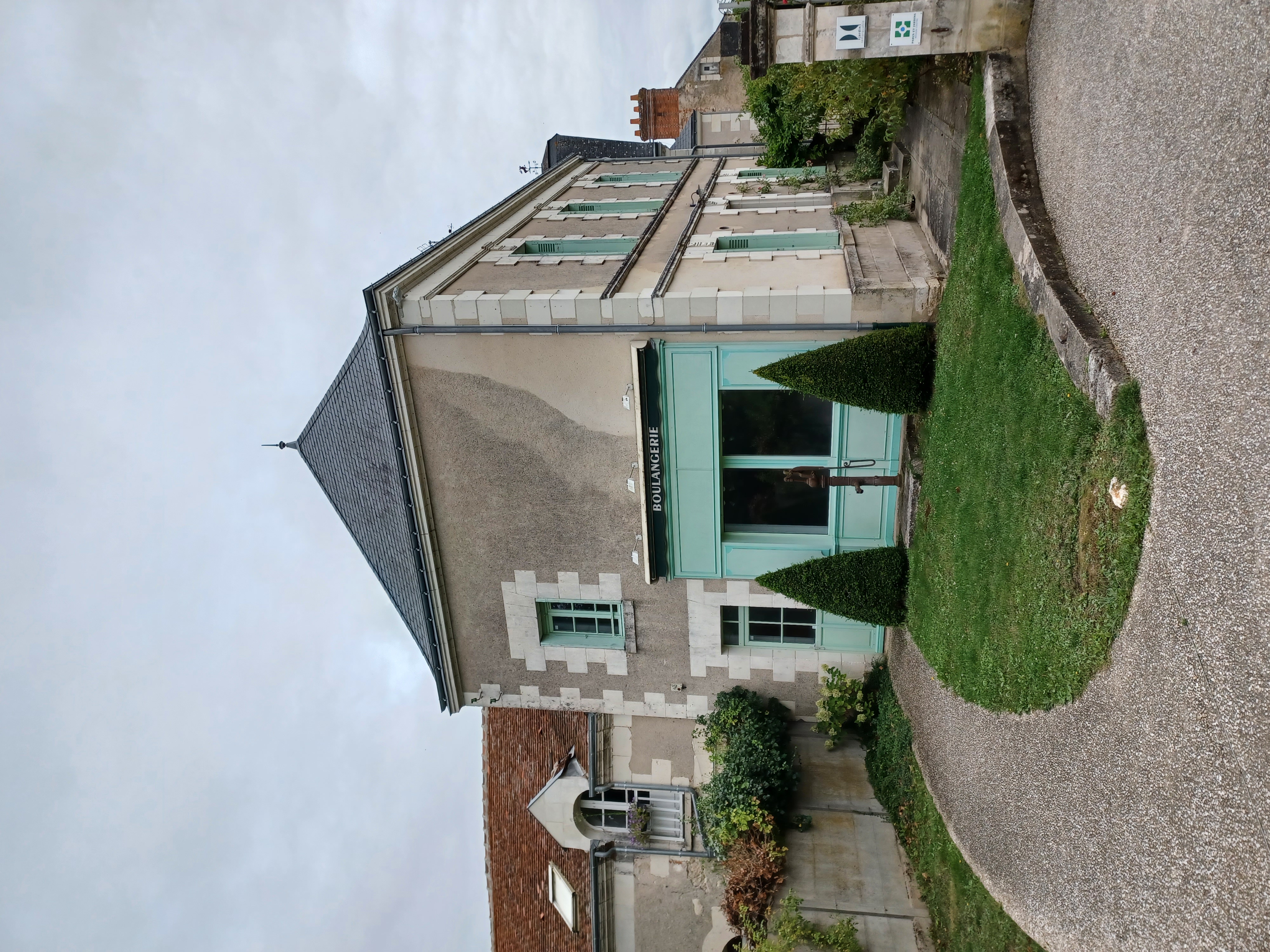 Local vacant au coeur du premier village labellisé Jardin Remarquable en France. 

Chédigny, commune touristique d'Indre et Loire (1 étoile au guide Michelin vert), est réputée tant au niveau national qu'international pour son fleurissement et ses nombreuses festivités (festival des roses, festival de bouche et de blues, etc..).  Le local proposé à la location dispose d'un espace vente de 25 m² avec de beaux espaces vitrés, un laboratoire de 25 m² et une réserve de 4 m². L'ensemble en parfait état.

Le loyer mensuel est de 200 € HT.

Il y a la possibilité de louer dans le même bâtiment un logement en duplex entièrement rénové avec 4 pièces principales et 2 salles d'eau.