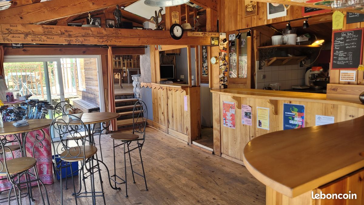 Commerce atypique à céder : restaurant, bar, salle de concert et putting-golf, activité unique en France. Situé dans un cadre
exceptionnel, au milieu des bois, exposé plein sud et face au Lizieux, à seulement 2 km du bourg de Tence, L’Ours Maçon bénéficie d’un
environnement naturel remarquable, au sein d’un village dynamique sur les plans culturel et touristique. La diversité de ses activités
permet de toucher un public large et varié, ce qui fait de cette entreprise un lieu singulier avec un fort potentiel de développement. Le
restaurant, exploité depuis 2010 selon les éléments du dossier, est bien implanté et reconnu localement. La salle de 170 m², complétée
par de belles terrasses, offre un cadre adapté aussi bien aux repas de groupe, de famille ou d’entreprise qu’à une clientèle recherchant
une ambiance plus intimiste. Le putting-golf, présenté comme unique en France, constitue un véritable marqueur différenciant de
l’établissement. Ludique, technique et accessible à tous les âges, il s’adresse aussi bien à une pratique individuelle que collective et
permet de développer une clientèle de loisirs, touristique ou événementielle. La salle de concert participe également à l’identité du lieu grâce à une programmation éclectique et régulière. L’absence de voisinage immédiat et la qualité du cadre en font un site particulièrement adapté à l’organisation de concerts, d’animations et d’événements privés ou professionnels. Cette affaire offre une
belle opportunité de reprise pour un couple, un investisseur ou un porteur de projet souhaitant s’inscrire dans un lieu de caractère et y
apporter de nouvelles idées. Le fonds de commerce est proposé au prix de 80.000 €, avec possibilité d’acquérir également les murs et
terrains. Deux options sont envisageables : · Acquisition du fonds de commerce seul, avec versement d’un loyer à la SCI propriétaire. ·
Acquisition du fonds de commerce avec les murs et terrains, pour une reprise globale du site. Prix de cession : · Fonds de commerce :
80.000 €. · Fonds de commerce + murs et terrains : 420.000 €. Montant estimé des dépenses annuelles d’énergie pour un usage standard : 7.000 € par an. Prix moyens des énergies indexés sur l’année 2025, abonnements compris.