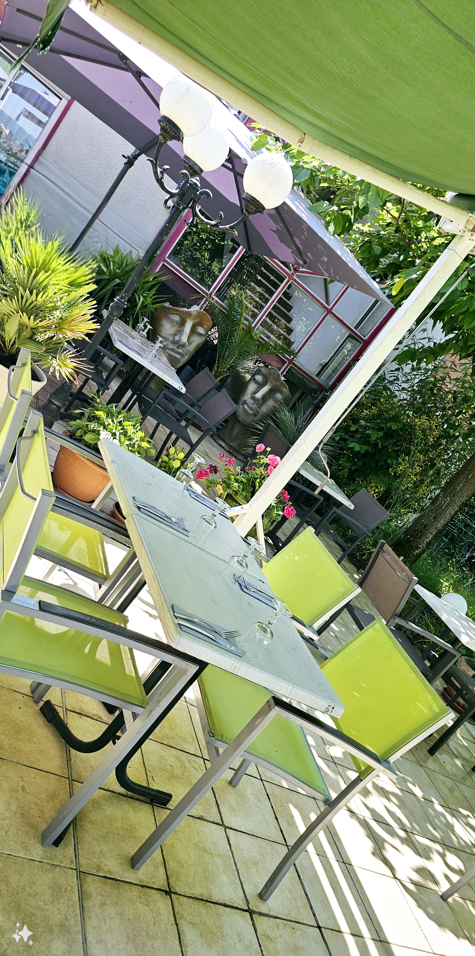 Pour des raisons de rapprochement familiale, nous avons décidé de céder notre hôtel restaurant de 21 chambres , à fort potentiel car c'est le seul établissement hôtelier de la ville, au calme situé dans un emplacement premium de 7000 m2 près d'un lac et de zones commerciales. 
le restaurant de 50/60 couverts  peut se transformer en salle de réunion privatisée.
la terrasse peut contenir40 couverts
Notre hôtel de 2 étoiles est à 20 minutes de Lavaur et de Gaillac, 35 minutes de castres et 50 minutes de Toulouse.
C'est un relais motards
licence 4
CA global :  340 K€
1 seule salariée étudiante BTS en réception à reprendre jusqu'en Aout 2027. 
MURS maison inclue : 500 K€
FOND: 150 K€
Idéal pour investisseurs, ce bien peut être transformé en appartements