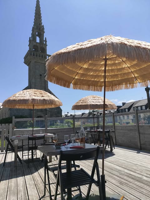 A vendre (cause retraite),
Restaurant Traiteur « Le Galion » refait à neuf, pouvant accueillir jusqu'à 120 couverts, répartis en trois salles et une terrasse plein sud.
En plein coeur du bourg de Kerlouan, sa proximité des plages et du site de Ménéham constituent un atout majeur.
Étant ouvert cinq jours sur sept le midi, il est possible de maximiser les revenus.
Pour de plus amples informations, vous pouvez nous contacter