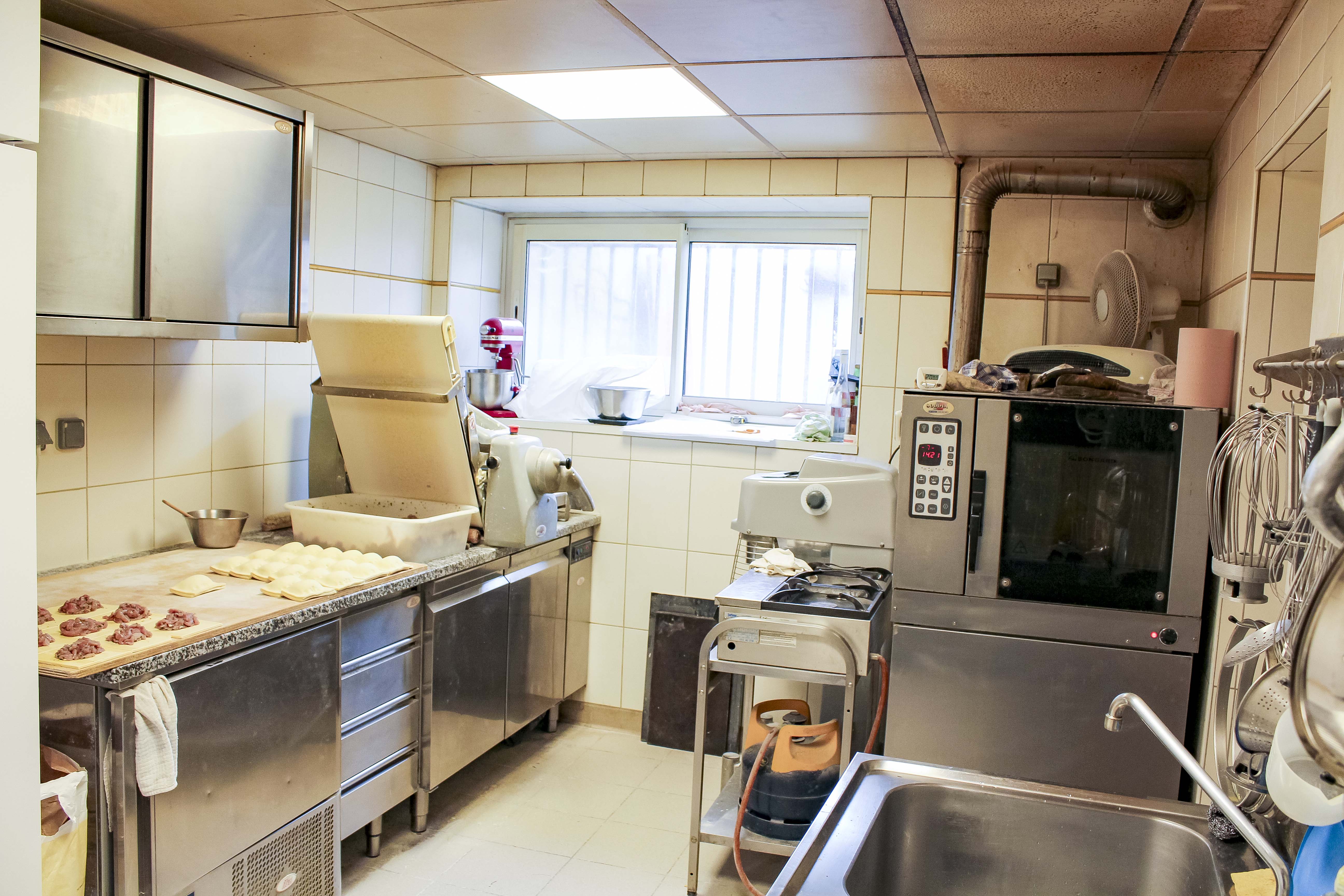 🥖À VENDRE BOULANGERIE-PÂTISSERIE.

📍 Localisation : RAMBERVILLERS - Zone de passage - Proche centre-ville

💶 Prix de vente : 150 000€ Fond de commerce / 220 000€ Fond de commerce plus murs à négocier. 

📐 Surface : 510m²

Boulangerie-pâtisserie artisanale Thierry et Marie-Laure FELT tenue depuis Juillet 2000, située dans un secteur fréquenté avec une excellente visibilité. 

À proximité du centre ville ainsi que d'un collège et d'autres commerces, elle bénéficie d’une clientèle fidèle et d’un fort passage quotidien. Située sur un axe majeur pour entrer dans RAMBERVILLERS.

Le local comprend un magasin de vente, un laboratoire entièrement équipé, un fournil fonctionnel, ainsi que des espaces de stockage. Le matériel est en bon état, régulièrement entretenu, conforme aux normes en vigueur.

Présence d'un logement habitable à l'étage ( Environs 150m²) moyennant quelques travaux et d'un troisième étage. 

🔹 Points forts :

Emplacement stratégique avec flux constant de clientèle.

Chiffre d’affaires stable / en progression (détail sur demande).

Possibilité de développement : snacking, livraison, ouverture le dimanche, etc.

Aucun salariés à reprendre.  

📞 Contact :

Pour plus d’informations ou pour organiser une visite, merci de nous contacter :

Par téléphone : 0329650842
Mail : mathieu.felt@gmail.com