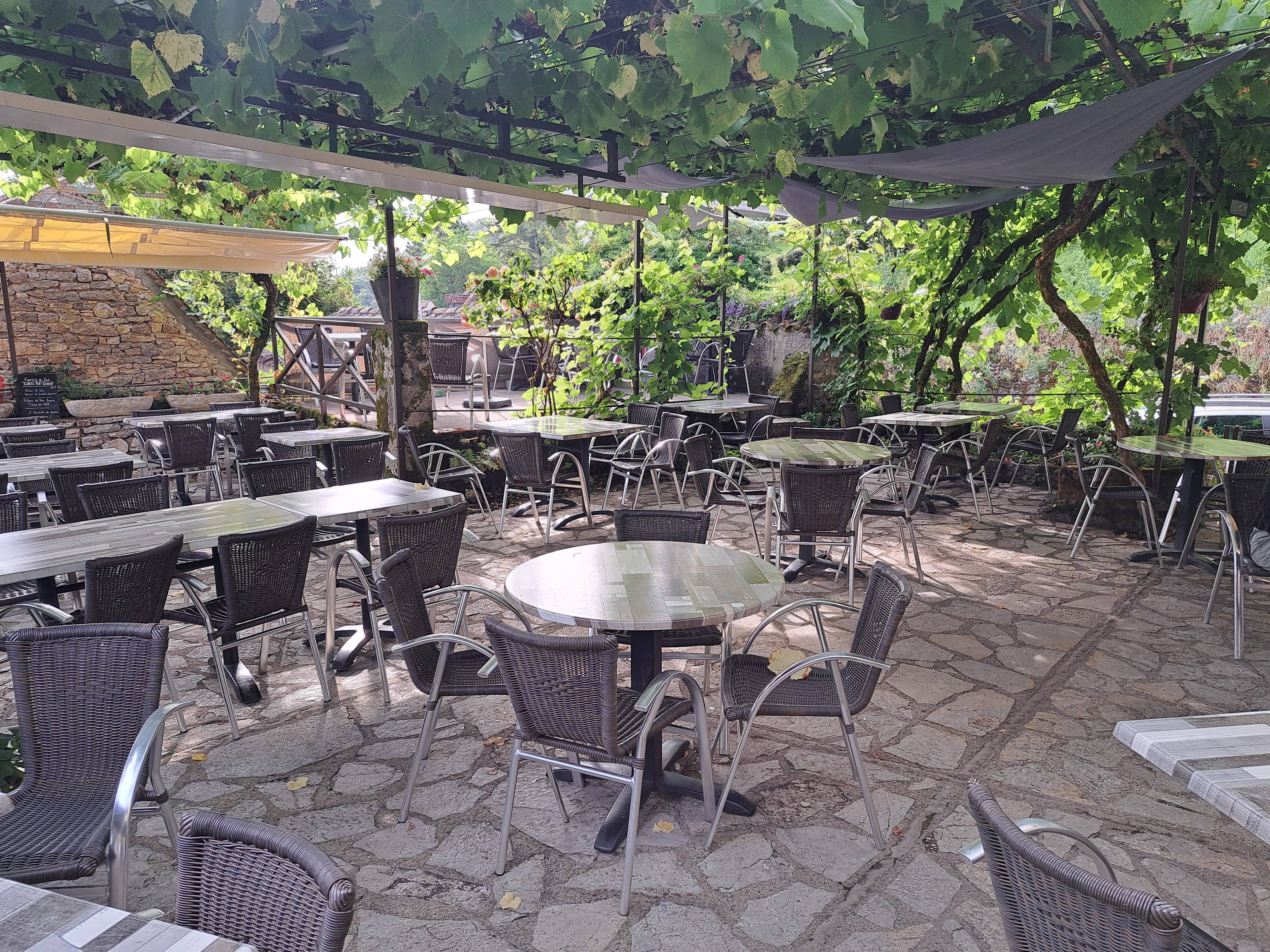 Je vends mon fond de commerce situé sur les hauteurs de Saint cirq lapopie.
L'établissement se compose d'une terrasse de 74 places assises avec vue sur les toits de Saint Cirq Lapopie et d'une salle de 30 places assises.
Le restaurant est fonctionnel et le matériel reste sur place.
Le loyer de mon établissement est imbattable(7000€par an).
Pour accéder au restaurant il y a deux entrées,une côté route principale et une côté ruelle commerçante piétonne.
La réserve jouxte le restaurant,et donne sur la route pour un accès facile pour les livraisons.
Il n'y a aucun CDI,se sont des contrats saisonniers.
CA
Entre 340000 et 390000€.
Je reste à votre disposition pour plus d'informations ou pour une visite sur site.
Cordialement