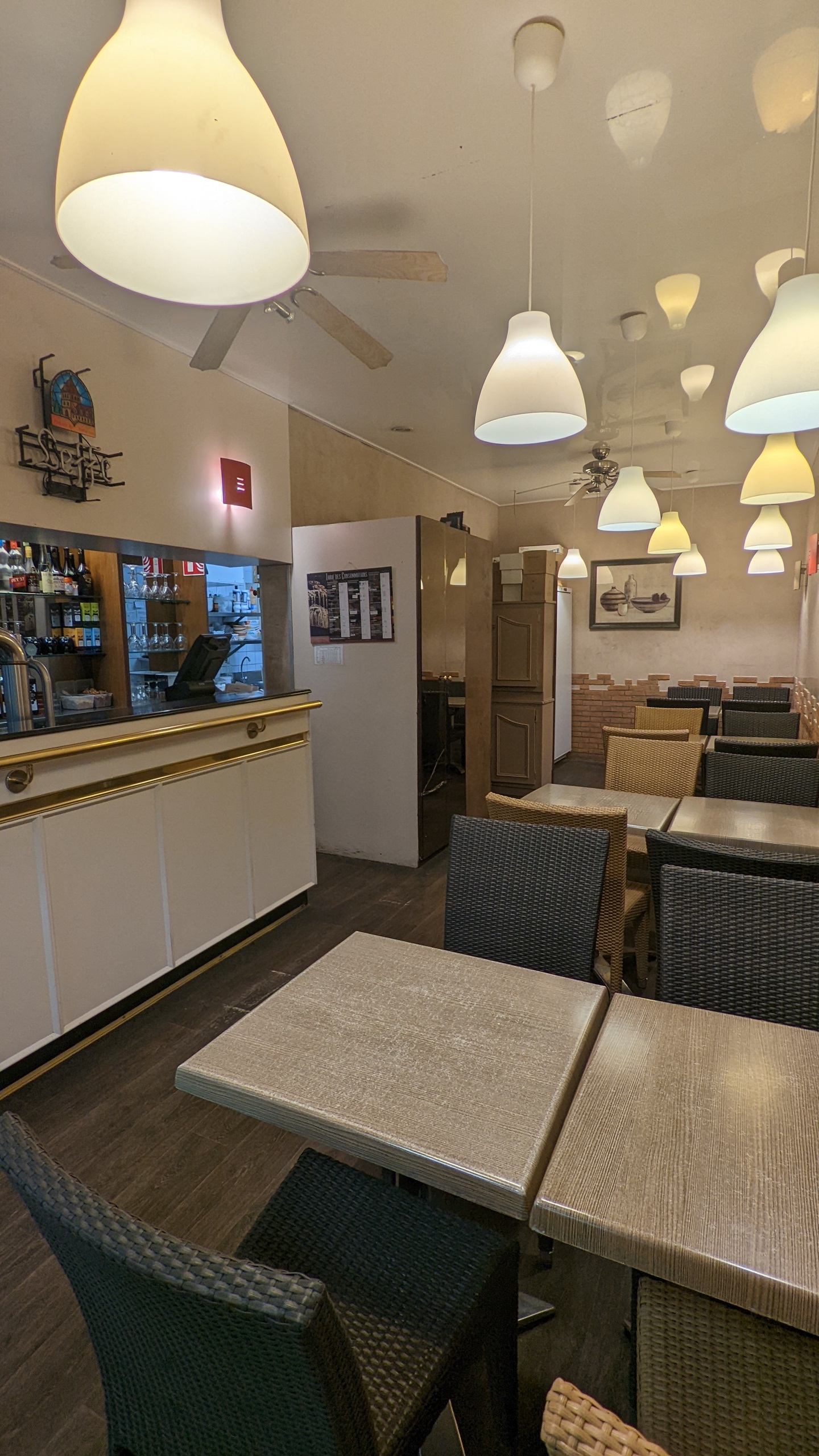 À REPRENDRE – Restaurant Café en Galerie Commerciale à Chalon-sur-Saône
Implanté depuis 2008 dans le centre commercial Chalon Nord, cet établissement traditionnel (Licence IV) affiche un CA de 248.000€ (+30% sur 2 ans) avec une répartition équilibrée entre café et restauration.
•	Emplacement stratégique : À 500 m de l'A6 et d'un parc économique de 300 entreprises, dans un pôle urbain de 100 000 habitants.
•	Atouts commerciaux : 70 couverts (salle + terrasse à l’intérieur de la galerie, exploitée toute l’année), clientèle locale et de passage, nombreux commerces complémentaires (Intermarché, carburant, bornes électriques, …), service uniquement le midi car horaires d’ouverture de la galerie 8h30 à 20h00 tous les jours
•	Potentiel de développement : Galerie en croissance (investissements récents), possibilité d'introduire des animations FDJ, salon de thé ou restauration rapide.
•	Conditions : Fonds de commerce à 45.000€ (vente des murs possible) – La cuisine sera partiellement à équiper – accompagnement proposé