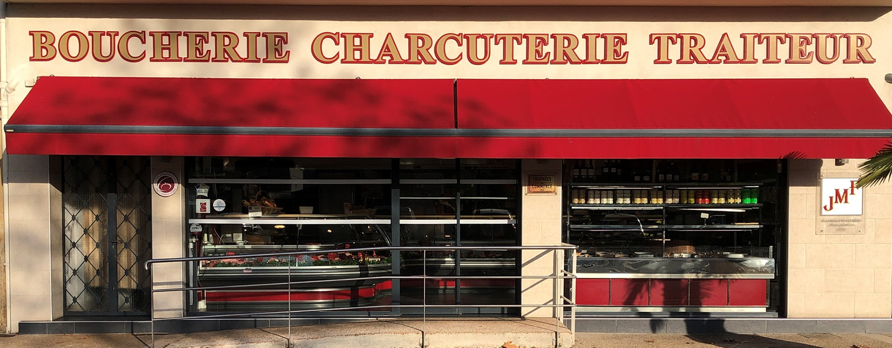 Pour raisons de santé Pas de Porte Boucherie-Charcuterie-Traiteur à vendre à Salies du Salat, enseigne bien connue, magasin et matériel en très bon état. Magasin refait entièrement en 2009. 1 labo boucherie avec 3 chambres froides, 1 labo Charcuterie et 1 labo traiteur avec 1 chambre froide. Vestiaires + Congélateur à l'étage. 300 m². Loyer 1500€. Possibilité d'acheter les murs.