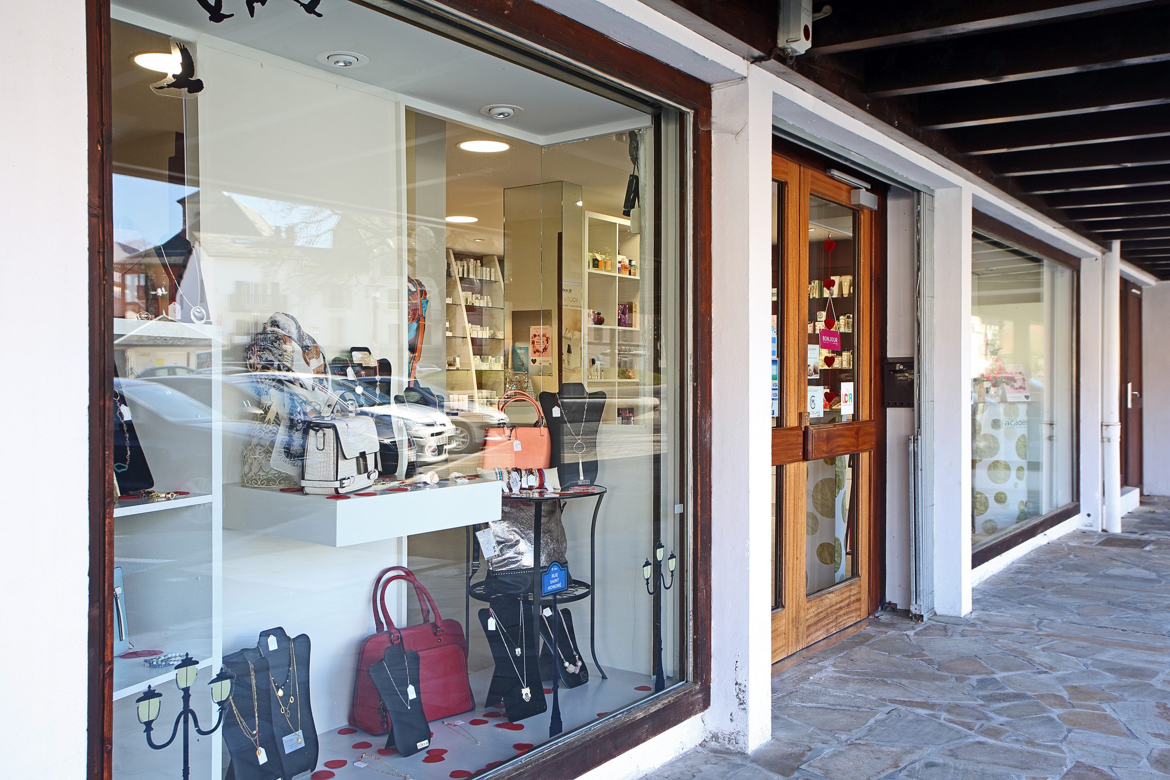 A vendre: Institut de Beauté Valgelon-La Rochette (73)

Institut clé en main idéalement situé en centre bourg.

Vous souhaitez reprendre un Institut avec une excellente clientèle fidèle et en constante évolution dans un cadre de travail agréable et bénéficiant d’un emplacement privilégié ?

Une institution dans le bourg puisque notre Institut est installé depuis plus de 50 ans.

Idéalement situé en centre bourg avec grand parking gratuit, surface 125m2, une cave permettant le stockage.

Un grand espace de vente
5 cabines de soin, nouvelles technologies: minceur, épilation définitive, anti-âge …

2 salariées.

Vente cause retraite


Points forts de l’Institut:
Emplacement / Parking gratuit
Grande surface de vente et les nombreuses cabines permettant la diversité des soins proposés
Excellente visibilité et renommée sur le secteur
Marques professionnelles essentiellement françaises
Accompagnement possible pour assurer une parfaite transmission.

CA 2024: 150 KE
Loyer 980€
Bail 3-6-9 renouvelable
Prix du fond : 105000€