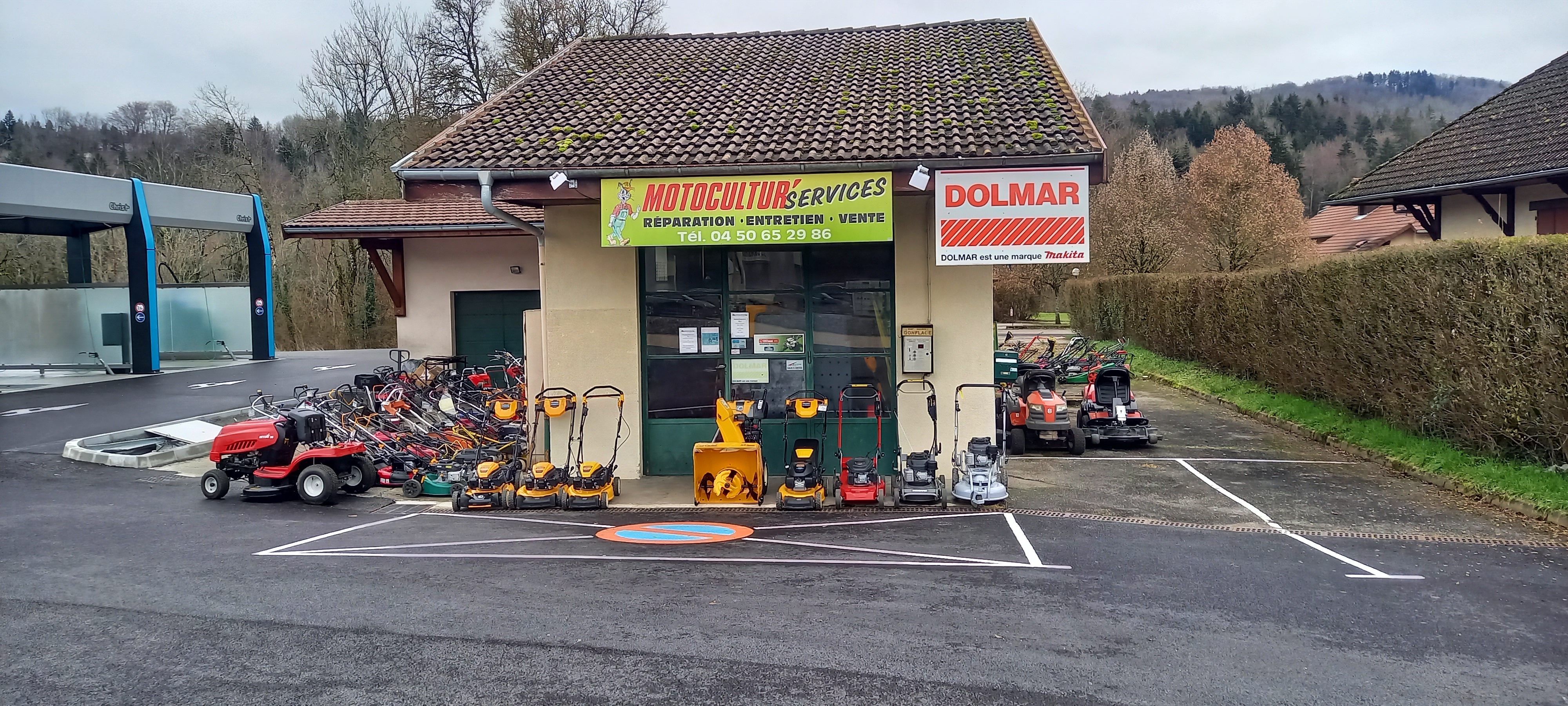 Fonds de commerce en motoculture de plaisance à vendre sur Groisy

Magasin + atelier SAV – Groisy, pays de Filière 

⭐ Opportunité rare : commerce de motoculture reconnu depuis près de 18 ans, bénéficiant d’une clientèle fidèle et d’un emplacement stratégique à Groisy près d'une déchetterie, d'une jardinerie et d'un supermarché.

Le commerce est spécialisé dans la motoculture de plaisance, comprenant la vente, l’entretien et la réparation de matériel pour le jardin et les espaces verts.

L'entreprise dispose d’une forte notoriété locale et d’une clientèle d'environ 5000 personnes régulière de particuliers, de collectivités et de professionnels.


🔧 Activité
Le commerce développe une activité complète autour de la motoculture :
🌿 vente de matériel de motoculture
🔧 entretien et réparation (atelier SAV)
🧰 vente de pièces détachées
⛽ Vente de consommables, huiles, carburant, fil de débroussailleuse, protection...
🚜 La location de matériels, tondeuse, motobineuse, broyeur, scarificateur...

Distribution de marques reconnues du secteur telles que Echo, Makita, Cub Cadet, Segway, iseki, sabre France ainsi que d’autres marques professionnelles.

📍 Le local
Local commercial d’environ 140 m² comprenant :
🛍 espace magasin
🔧 atelier de réparation équipé
📦 zone stockage
🔩 Zone pièces détachées


Le site dispose également :
🚗 parking privatif avec zone de déchargement 
👀 excellente visibilité commerciale
📍 emplacement sur un axe très fréquenté environ 12000 voiture par jour.
💰 Loyer mensuel : 1257 € ttc

👨‍🔧 L’équipe
L’activité fonctionne actuellement avec un mécanicien expérimenté et une vendeuse, disposant de nombreuses années d’expérience dans la motoculture.

⭐ Les points forts
✔ entreprise reconnue depuis 2009
✔ clientèle fidèle et régulière
✔ emplacement stratégique avec forte visibilité
✔ atelier SAV opérationnel
✔ activité complète : vente, entretien et pièces détachées
✔ potentiel de développement en rajoutant un poste de mécanicien.

💰 Conditions de vente
💶 Prix du fonds de commerce : 70 000 €
📊 Chiffres d’affaires et informations complémentaires sur demande.
🤝 Accompagnement possible lors des premiers mois afin de faciliter la transmission de l’activité.

📩 Pour plus d’informations, n’hésitez pas à nous contacter.
📨 Premier contact souhaité via la messagerie.

motoculture, motoculture de plaisance, magasin motoculture, fonds de commerce motoculture, atelier motoculture, réparation tondeuse, réparation tronçonneuse, réparation débroussailleuse, vente tondeuse, robot tondeuse, tracteur tondeuse, tondeuse autoportée, matériel jardin, matériel espaces verts, matériel forestier, magasin jardinage, reprise commerce, reprise entreprise, commerce Haute Savoie, commerce pays de Filière, Iseki, John Deere, Echo, Oleo Mac, Weibang, Sarp, Segway, Briggs & Stratton, Kawasaki, Snapper, Cub Cadet, MTD, Roques et Lecoeur, Grin, Makita, dolmar, Kohler, Ferrari, tondeuse thermique, tondeuse batterie, robot tondeuse, débroussailleuse, tronçonneuse, taille haie, souffleur, motobineuse, motoculteur, broyeur végétaux, matériel jardin