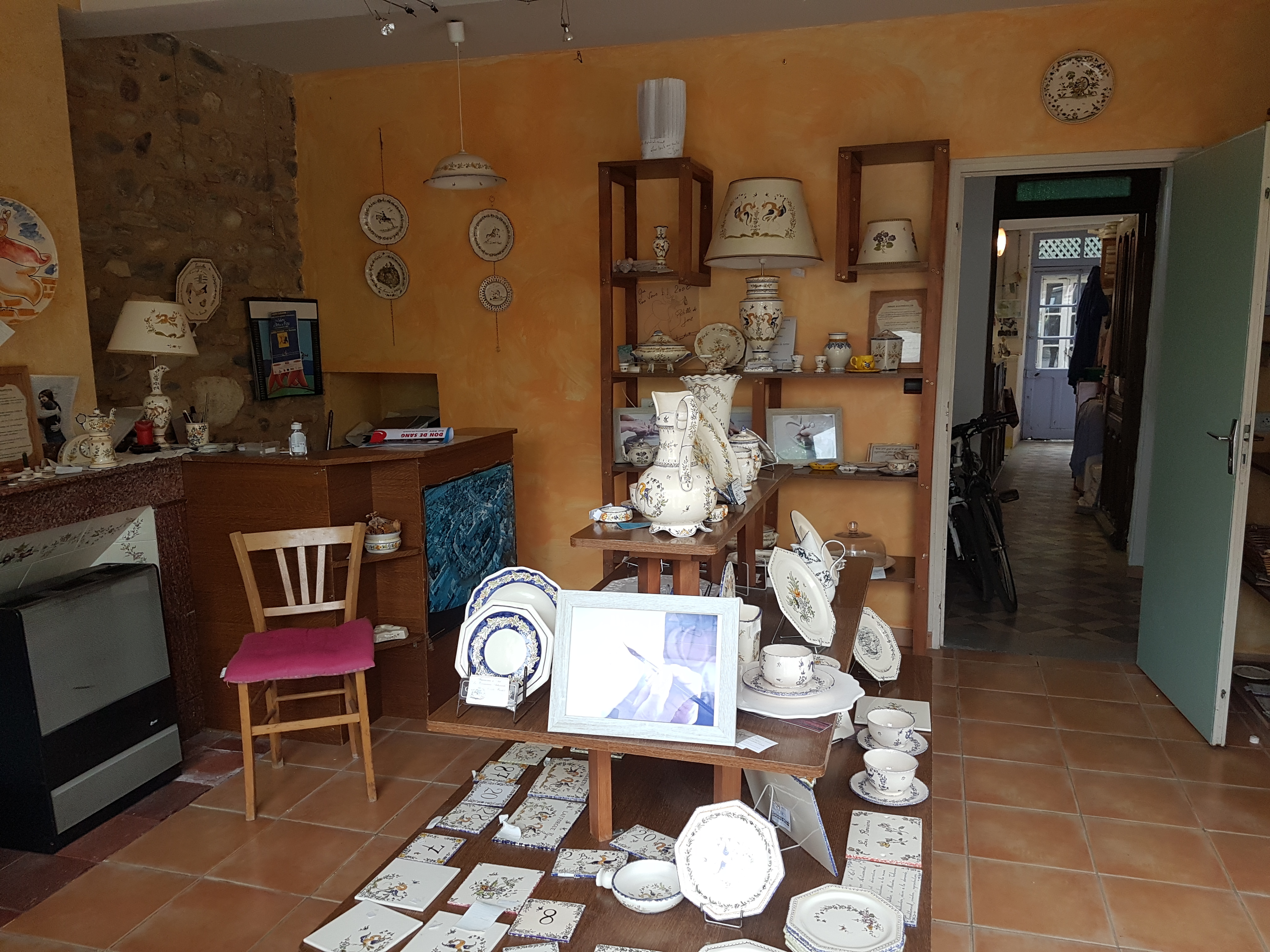 À céder fonds de commerce pour cause de retraite faïencerie artisanale dans le Comminges, dans le sud de la Haute-Garonne. Dans le centre-ville de Martres Tolosane avec un bon emplacement, l’entreprise exploite un local d’environ 80m² avec une partie magasin de 20m², un atelier, une partie bureau sanitaire et réserve. Clientèle de professionnels et particuliers. Possibilité de vendre l’ensemble du bâtiment avec un appartement au-dessus de l’atelier. Chiffre d'affaires à développer, suite à une diminution de l’activité dûe à une retraite progressive .
Fonds de commerce : 44 000€
 ( CA 2021 : 5 139€)
S'adresser à :
Juliette BLANC
Chargée de développement économique
Dispositif OCCTAV Pyrénées Centrales
Chambre de Métiers et de l’Artisanat de Haute-Garonne
Antenne du Comminges
5 espace Pégot - 31800 Saint-Gaudens
05 61 10 71 31 / 07 87 92 08 27
www.cm-toulouse.fr / www.creer-et-gerer-son-entreprise.fr
Horaires d’ouverture de la CMA 31 du lundi au vendredi de 8h à 17h

Ou à 
Colette BERDOT 
Faïencerie d'Art " La Renaissance Artisanale "
2 Avenue des Pyrénées - 31220 Martres-Tolosane 
06 74 50 43 18
faïencerie-larenaissance@orange.fr