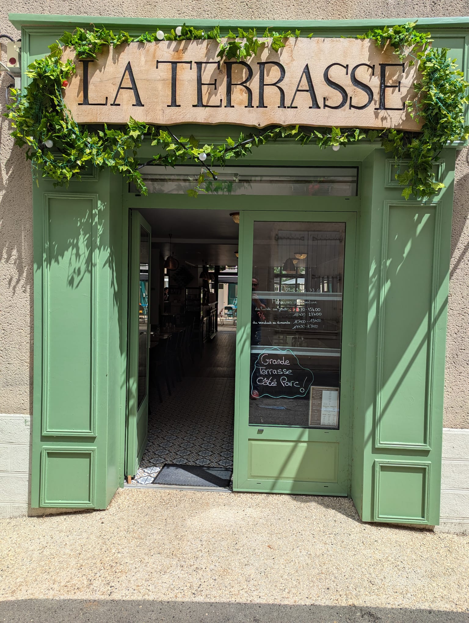 Très joli restaurant, ouvert depuis 18 mois avec de beaux résultats recherche futurs propriétaires dans un village prometteur de 2000 habitants
Restaurant avec deux salles, capacité intérieur de 65 places, grande terrasse extérieur dans un parc arboré pouvant recevoir une centaine de personnes.

Dans le parc du restaurant, se trouve un joli petit Hôtel avec 6 chambres ( avec une possibilité de doubler les chambres).
Village très agréable avec plusieurs commerces ( boulangeries, pharmacies, opticien, cabinet médical, superette...).
Marché tous les jeudis matins.
Ecole primaire et collège à 200 mètres.
Gare à 5 minutes en voiture pour le ter et 15 minutes pour les grandes lignes.
( 20 minutes de Niort, 1 heure de La Rochelle, 2 heures de Paris).