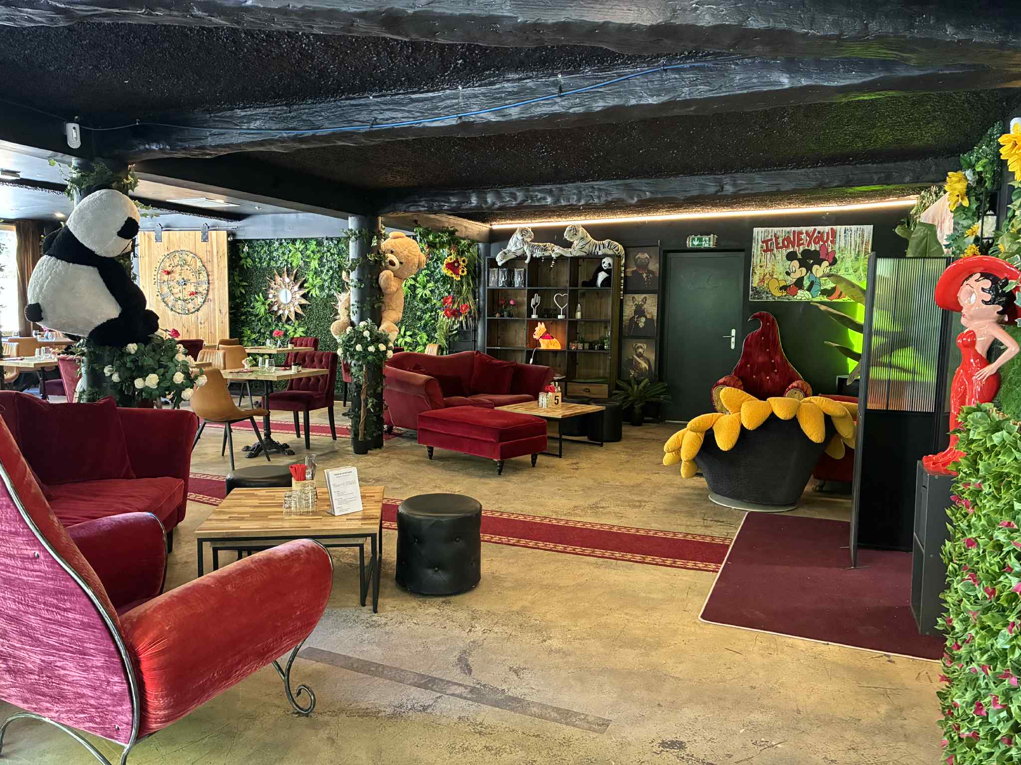 Suite à séparation , vente d'un très beau restaurant de 200m²  situé à l'extérieur de Balaruc le vieux face à la garrigue, disposant d'un très grand parking pouvant recevoir une centaine de voiture.
Le restaurant se compose d'une salle pouvant accueillir une cinquantaine de couverts, d'un coin salon cosy d'une vingtaine de places et d'un bar recevant une quinzaine de personnes.
Idéal pour organisée des soirées musicales , équipé d'une sono en parfait état de fonctionnement
Le mobilier présent est raffiné et la décoration soignée.
La décoration est atypique et a été refaite cet été.
La cuisine a été réaménagée à neuf avec armoire positive et négative, four à vapeur unox, cellule de refroidissement, table réfrigérée 4 portes et une de trois portes, saladette, différentes tables de travail inox, salle de plonge toute équipée avec station de lavage, deux réserves attenantes
Batteries de cuisine, vaisselles, couverts etc tout y est.
L'extérieur se compose d'une première terrasse d'une vingtaine de couverts devant le restaurant et d'une très grande terrasse de l'autre coté du restaurant face à la garrigue , d'une centaine de couverts disposant d'un barbecue et d'un four à pizza
Un local de 19m²à usage de snack( ou tout autre activité)  est attenant au restaurant avec entrée séparée bien sur
Pas de personnel à reprendre et aucun contrat brasseur
Un restaurant avec beaucoup de potentiel qui ne demande qu'à etre exploité
loyer mensuel de l'ensemble( restaurant snack et terrasses)  3000 HT
pas de droit de terrasse à règler