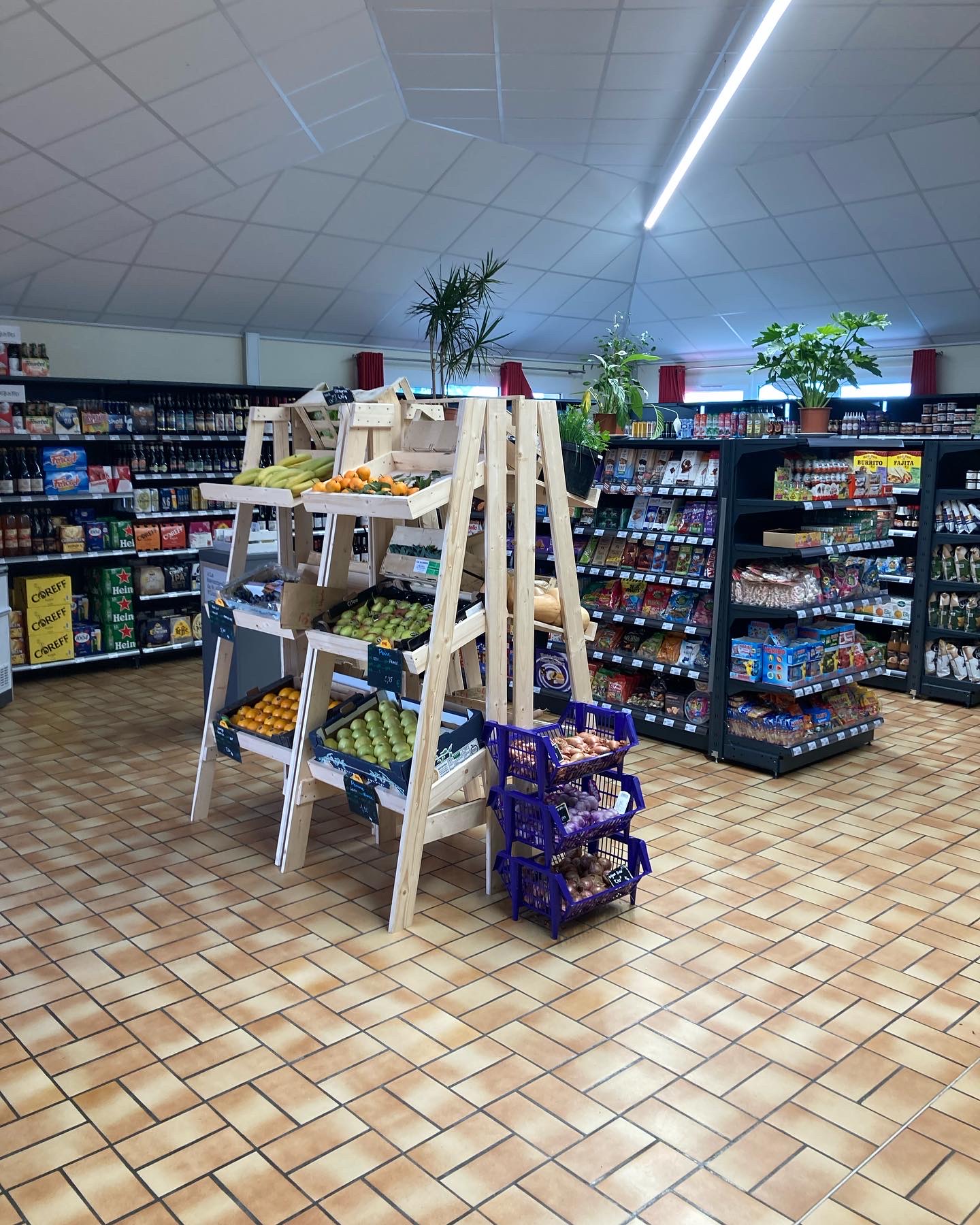 Prix de vente : 30 000 EUR à débattre (hors stock) 


Situé au cœur du charmant village de Tréflez (29430), ce fonds de commerce représente une belle opportunité pour un couple ou un professionnel souhaitant reprendre une activité de proximité.

Cet établissement propose une activité diversifiée associant épicerie , traiteur, dépôt de pain et pâtisserie, répondant aux besoins des habitants et de la clientèle de passage.

Des locaux commerciaux fonctionnels et équipé 

L’ensemble commercial développe une superficie d’environ 130 m², comprenant :

* Un espace de vente de 90 m2 permettant l’accueil de la clientèle et la présentation des produits.
* Une cuisine de 18m², offrant un espace complémentaire pour l’organisation de l’activité et les préparations.
* Une réserve de 15 m², facilitant le rangement et le stockage.

Le fonds comprend le matériel (6000€HT) et les équipements professionnels nécessaires à l’exploitation, permettant d’envisager une reprise dans de bonnes conditions. 

Plusieurs places de stationnement devant l’épicerie facilitent l’accès à la clientèle.