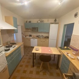 *Présentation : A saisir Fond de Commerce BAR. ***Possibilité d’acheter les Murs*** 
Particulier (PAS DE FRAIS D’AGENCE ET HONORAIRES), affaire familiale depuis plus de 30 ans avec une clientèle locale et fidélisée, avec  peu de concurrence. Vente motivée pour un départ en retraite.
Aux Ancizes-Comps (63770) secteur des Combrailles à 30 minutes de Clermont-Ferrand et de Riom.
Sur un axe très passant au cœur d'une ville touristique, situer à coté de l’entreprise Aubert & Duval 1500 ouvriers et de nombreuses entreprises extérieures.  A deux pas d’un plan d’eau et du viaduc des fades, très fréquenté en période estivale avec beaucoup de groupe de moto et un vélo rail des Combrailles qui permet d’amener une clientèle touristique l’été. 
*Commerce : Les horaires sont 7h30-19h30 sauf le mercredi après-midi et le jeudi toute la journée. Fermé 4 semaines dans l'année. Pas de personnel à reprendre.
Activités BAR, Licence 4 et  FDJ, Amigo, Parions-sport, Loto et jeux grattage. Ce commerce gagnerait en développant la restauration avec des repas ouvriers par exemple ou restauration rapide (burger, pizzas…).
Salle d’une vingtaine de places assises, bar en très bon état avec tout le matériel d’exploitation lié au bar/restauration, avec une grande terrasse et un stationnement gratuit en face et derrière. Equipé de deux grandes caves et beaucoup d’espace de stockage.
*Logement : Surface totale : 190 m2
Surface annexe : 130 m2
 Loyer très attractif au vu de la superficie 522€ TTC. Le logement est composé d’une cuisine équipée et un salon derrière la salle du bar. Et un autre espace cuisine existant avec friteuse, cuisson, froid et lavabo. A l’étage : 3 grandes chambres, une salle de bain et un WC. Un dernier étage, complète le bien avec des travaux possible avec 5 chambres et une salle de bain. 
Chiffre d’affaire 57 k€, en progression constante depuis 3 ans avec un gros potentiel de développement. 
Prix de vente fonds de commerce : 60k€. 
Prix avec murs : à négocier avec le propriétaire.