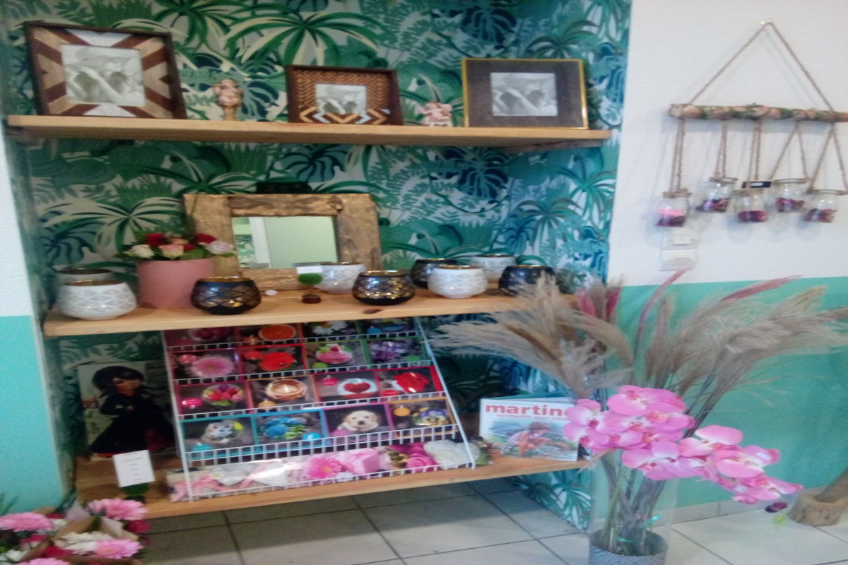 Cède mon bail commercial 3/6/9, montant loyer 770? charges comprises,  superficie intérieure 85.48m² dont 1 réserve de 17.85m² + 1 cour intérieure de 14m². Colonnes antiques à l'extérieur et à l'intérieur du magasin. Adossé à l'église d'un côté pour un caché exceptionnel et au bureau de tabac/presse de l'autre côté . Je laisse dans le local les meubles, bureaux et matériel informatique ainsi que le stock existant. L'agencement + le stock + la clientèle 25 000?. Le village de Grenade sur Adour compte nombre de commerces mais n'a plus de fleuriste depuis plus de 2 ans, pas de concurrence sur le village. Nombre habitants 2550 sur le village et 8000 sur les 11 villages du canton. Clientèle consommant local et d'âge varié. Forte demande pour les compositions de deuil mais également pour les mariages.
