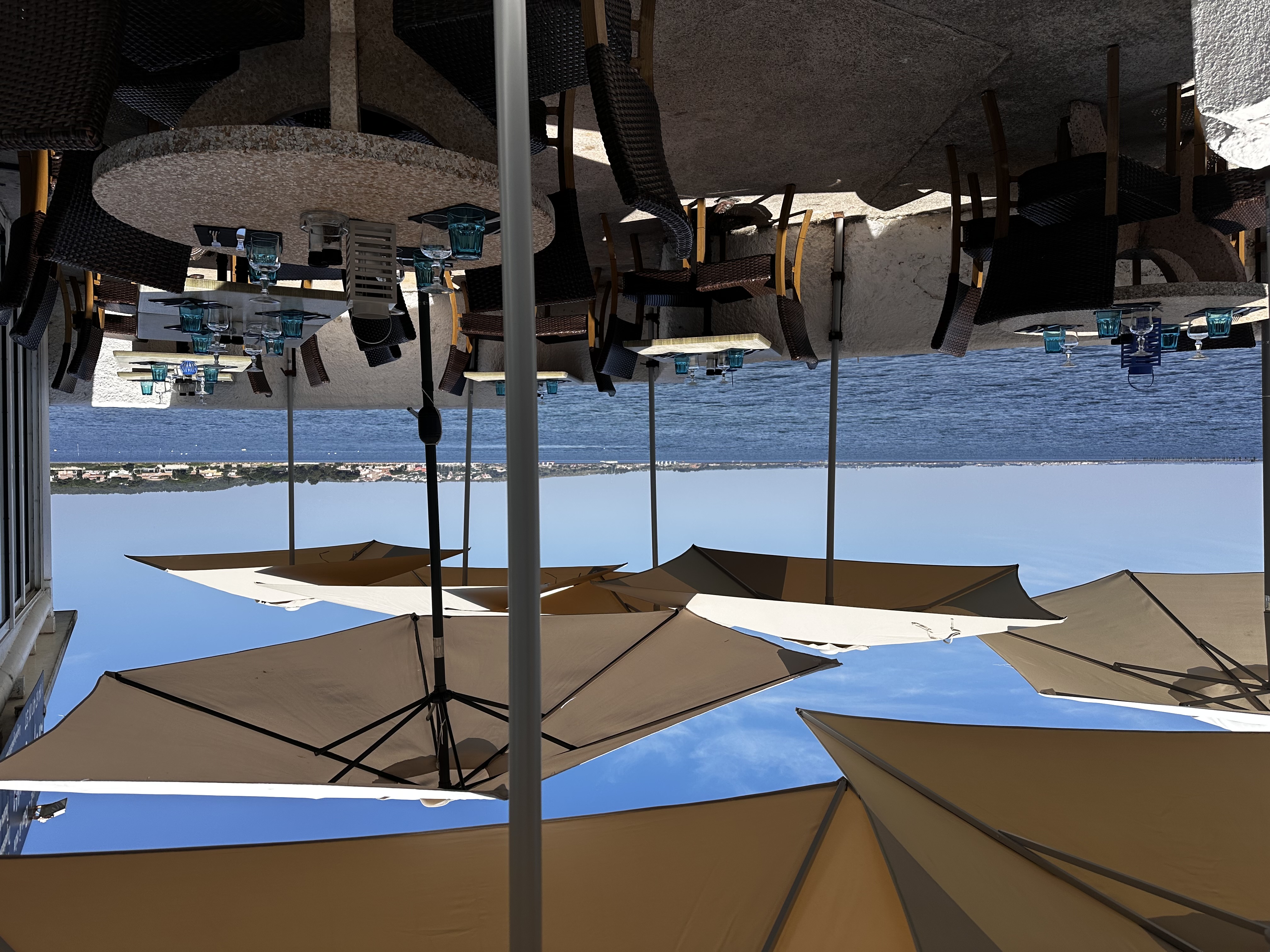 À vendre fonds de commerce de restaurant ouvert à l'année, jouissant d'un emplacement privilégié à la vue imprenable sur le bassin de THAU à proximité d'une station balnéaire de renom. Idéalement réservé à un couple de professionnels. Ce très bel établissement bénéficie d'une surface totale de 460 m2 environ. La salle principale d'une surperficie de 200 m2 avec son bar peut accueillir jusqu'à 80 couverts. La cuisine est bien équipée et bien entretenue, aux normes HACCP, pas de travaux à prévoir. A l'extérieur, une grande terrasse couverte et chauffée d'environ 140 couverts et deux terrasses ouverte sur l'eau d'une capacité de 40 couverts, peut convenir à tous types d'évènements. La carte proposée est essentiellement composée de saveurs méditerranéennes accompagnées de vins locaux. L'établissement est réputé et bénéficie d'une clientèle fidèle accompagnée d'un fort afflux touristique. Affaire s'adressant idéalement à un couple de professionnels ou de deux associés. Parking municipal gratuit et 12 places privatives à proximités.Très bonne rentabilité. loyer 3 200 euros H.T. + droit de terrasse.

Surface : 460 m2