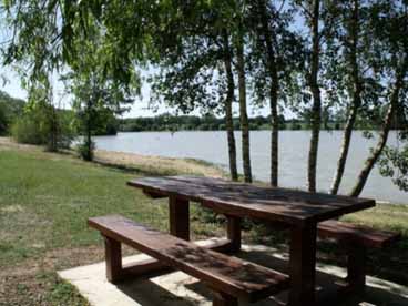 RESTAURANT « LA FOULQUETIERE » LUCAY-LE-MALE 36360

A 30 minutes du Zoo de Beauval, à proximité du Château de Valençay, sur le passage du Train touristique du Bas-Berry, la Commune de LUCAY-LE-MALE propose une location de son restaurant (dont une salle des banquets de 110 places).
Situé au bord d’un étang de 10 HA dans un site de charme, le restaurant a été entièrement restauré et est complétement équipé. Il bénéficie d’un chauffage par géothermie.