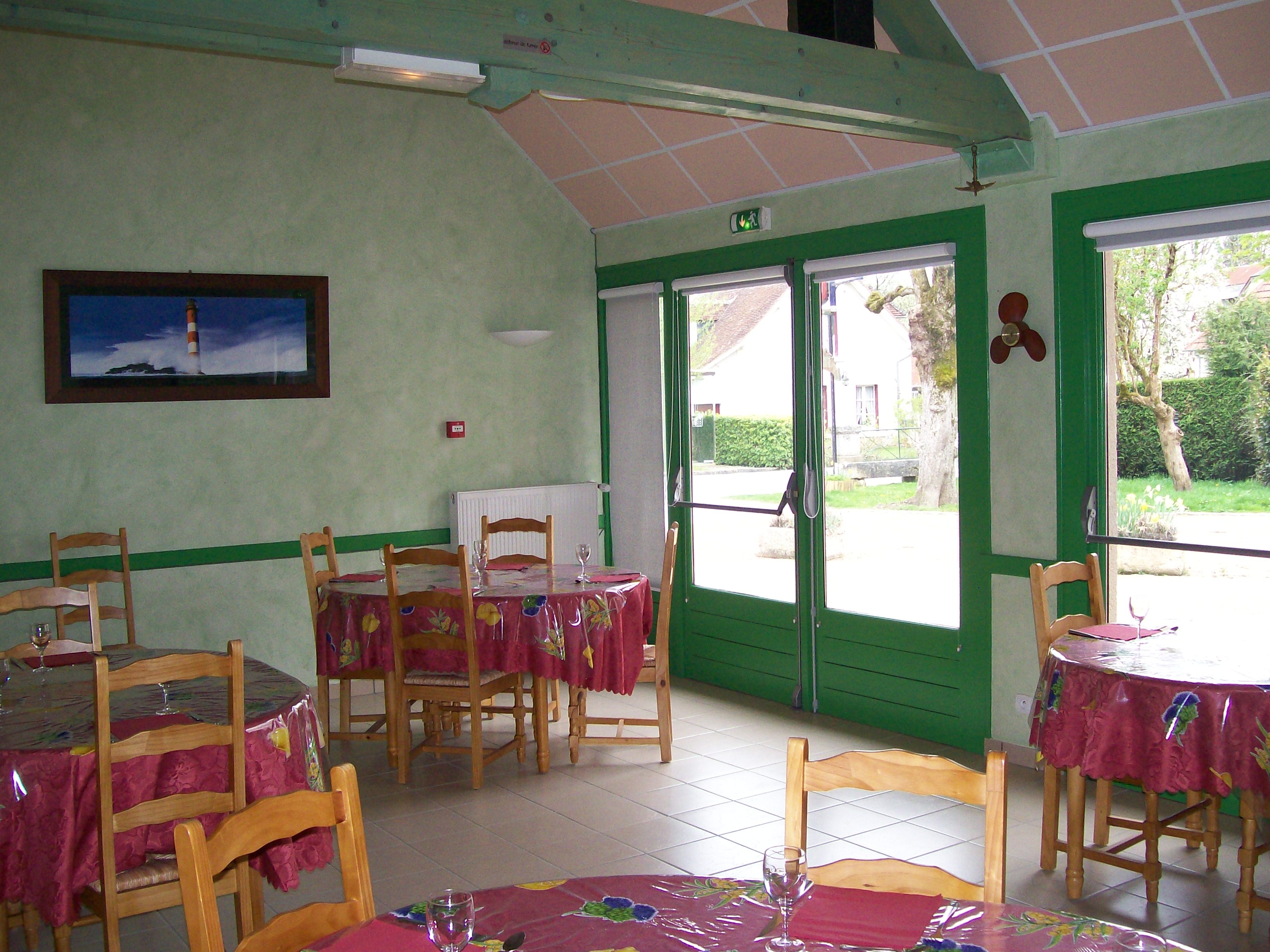 La commune de Veuil (36600) recherche un repreneur pour la gérance du restaurant bar communal. 

Le restaurant Le P'TIT VEUIL est situé dans une commune dynamique et touristique, villes et villages fleuris 4 fleurs , à 5 km du château de Valençay et 25 km du ZooParc de Beauval.

La commune recherche un porteur de projet professionnel de la restauration dans le cadre d'une location avec mise à disposition de l'outil de travail. Une licence IV propriété de la commune est mise à disposition .

Le bâtiment est composé d'un local commercial de 198 m² et d'un local d'habitation privé .

Dans la partie professionnelle, le restaurant est entièrement équipé en cuisine aux normes. Il possède 2 salles attenantes ainsi qu'une terrasse.

Un appartement à l'étage d'environ 70 m² dispose de 3 chambres.

Le loyer  pour les 2 parties est de 800 € hors taxe, disponible dès maintenant.

La commune souhaite un repreneur dynamique, avec une expérience significative dans la restauration souhaitant s'établir en milieu rural. Les porteurs de projet intéressés peuvent adresser leur candidature avec un CV et une lettre de motivation avec leur projet en rapport avec l'établissement. Toute candidature sera étudiée avec attention.

Contact : Mairie de Veuil, 2 rue de la Fontaine , 36600 VEUIL - 02 54 40 32 71
adresse mail : mairie@mairiedeveuil.fr