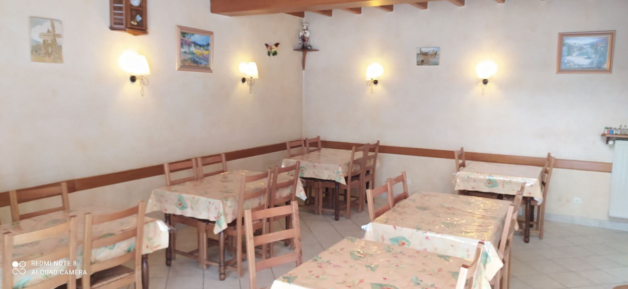 Bar de 20 places.
Une salle de restaurant avec mezzanine d'une capacité de 70 couverts.
Une terrasse de 30 places.
Tabac. 
Possibilité de plats à emporter.
Situé centre village à 10km de St Marcellin, 15km de l'aéroport de St Etienne de St Geoirs, dans un village de 900 habitants, avec épicerie et salon de coiffure.
Affaire familiale exploitée de plus de 80 ans par plusieurs générations. Cuisine traditionnelle.
Inclus, au dessus de l'établissement, un appartement de 70m², grande salle à manger, 2 chambres, salle de bain, wc + 100m² de combles aménageables.
Location des murs 1000€ mensuel.