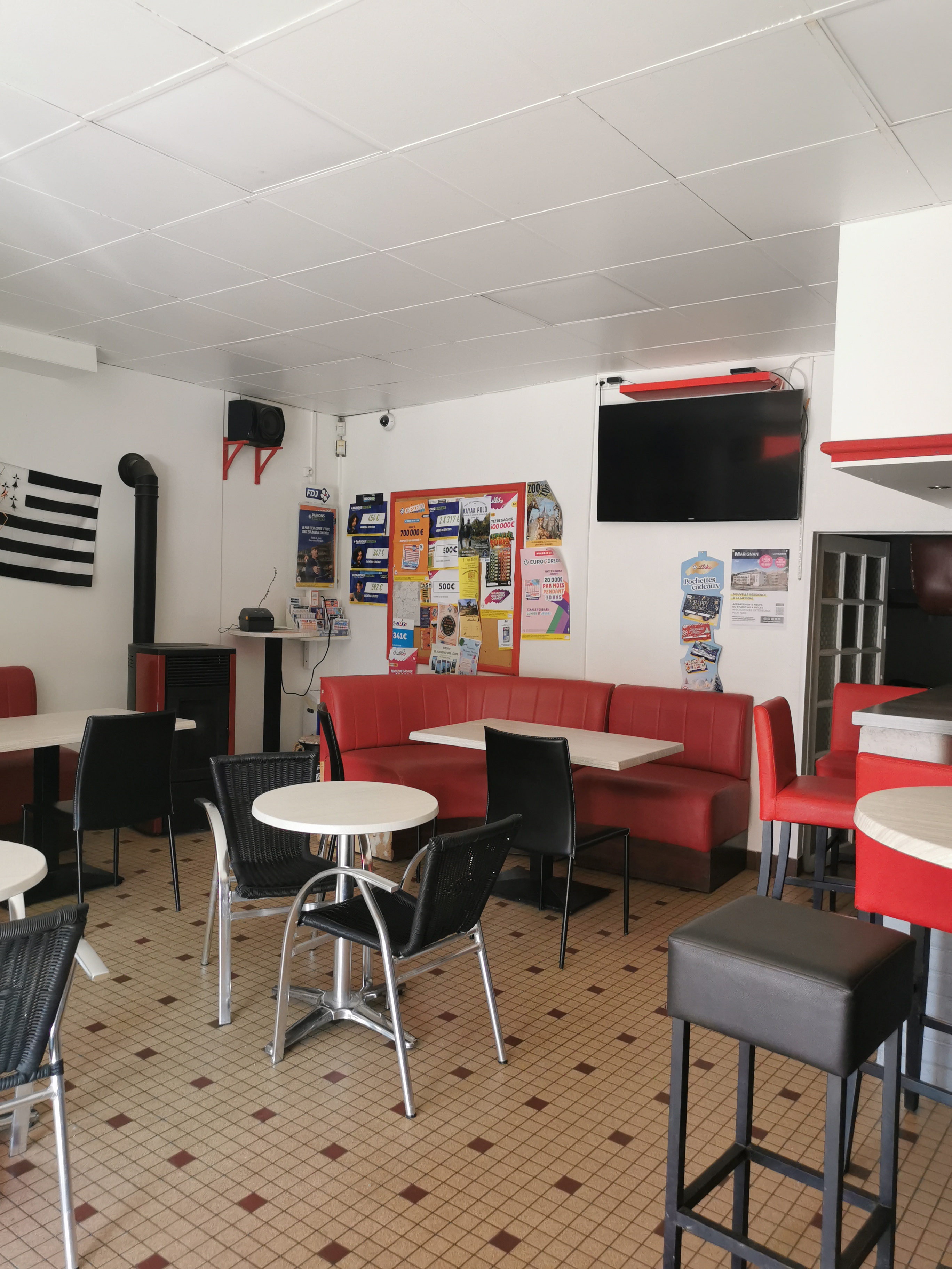 À vendre: Bar avec fort potentiel en Bretagne.
Cause nouveau projet de vie ' vends bar tabac chaleureux et convivial bénéficiant d une clientèle fidèle et d une belle visibilité.
Situé dans un secteur vivant et agréable.
L établissement offre
_ une salle accueillante
_un espace bar fonctionnel
_ une salle de billard
_une grande terrasse à l extérieur
_ du potentiel de développement
(animations grande restauration
Soirée etc....)
Clientèle régulière
Affaire ideale pour une personne seule ou un couple
Matériel en place
Pas de contrat brasseur
Possible de reprise rapide.
Le bar possède une atmosphère conviviale appréciée de la clientèle locale et de passage.
Belle opportunité pour une première affaire ou un changement de vie en Bretagne.
Plus d informations et photos sur demande.
Possibilité d accompagnement pour la reprise au démarrage si souhaité.